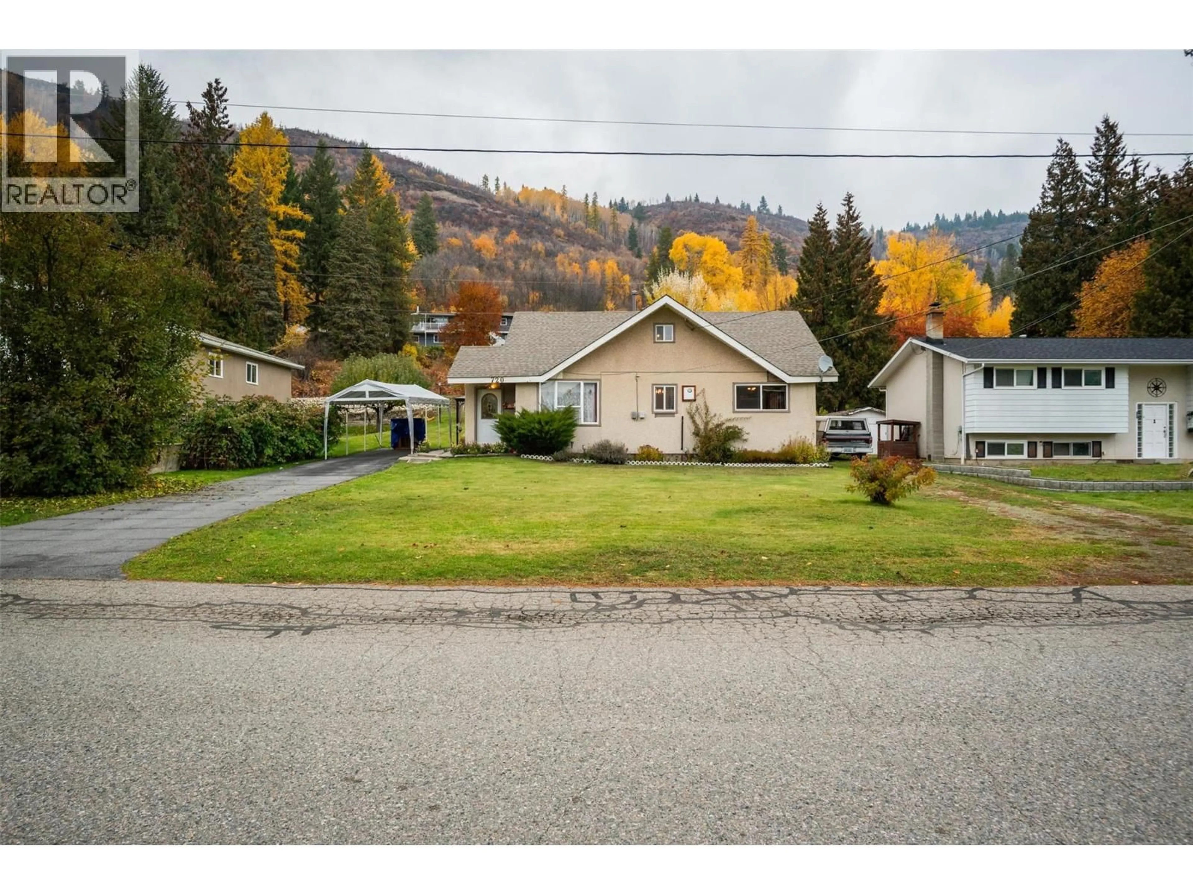 A pic from outside/outdoor area/front of a property/back of a property/a pic from drone, mountain view for 720 11TH AVENUE, Montrose British Columbia V0G1P0