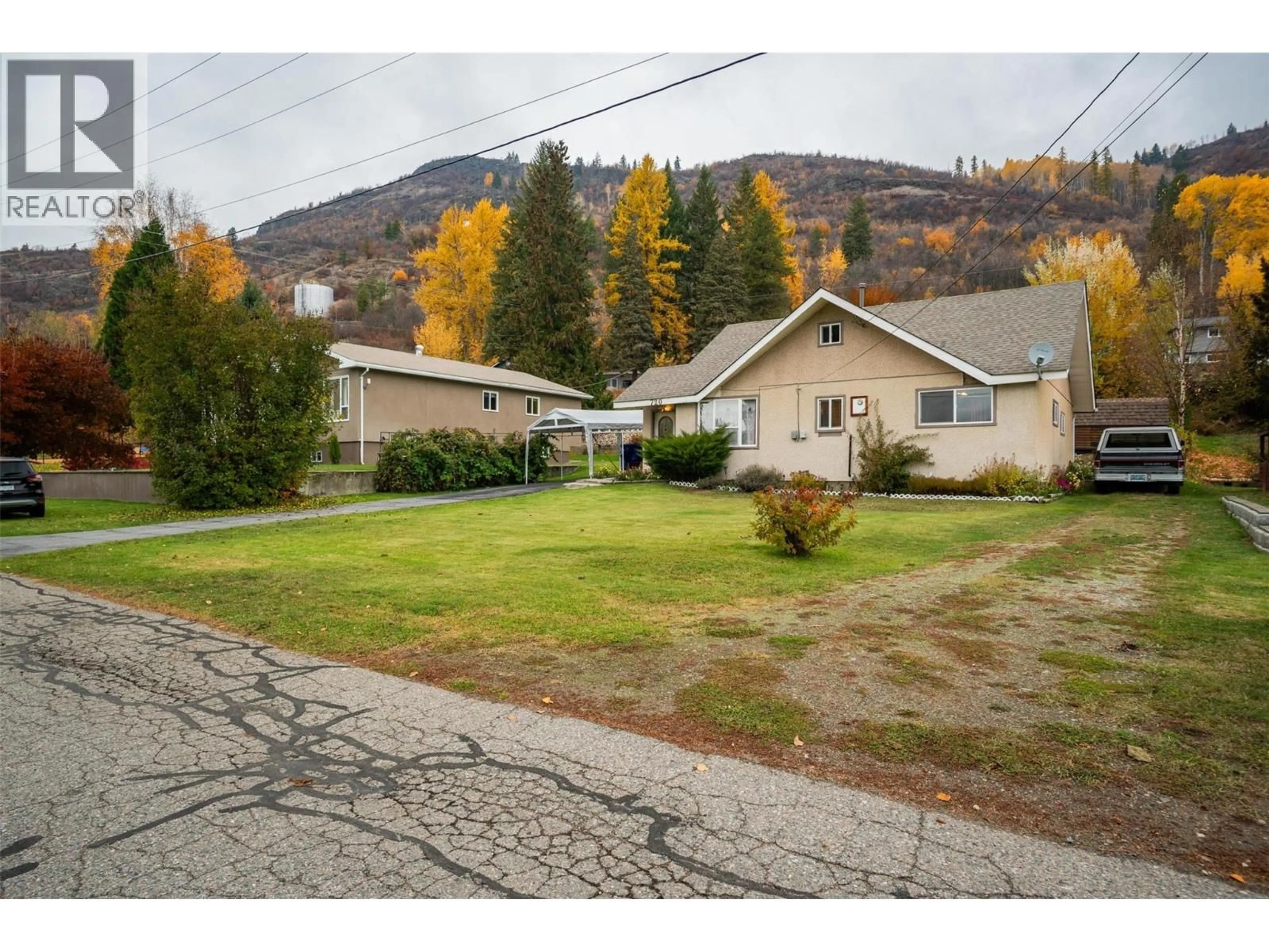 A pic from outside/outdoor area/front of a property/back of a property/a pic from drone, mountain view for 720 11TH AVENUE, Montrose British Columbia V0G1P0
