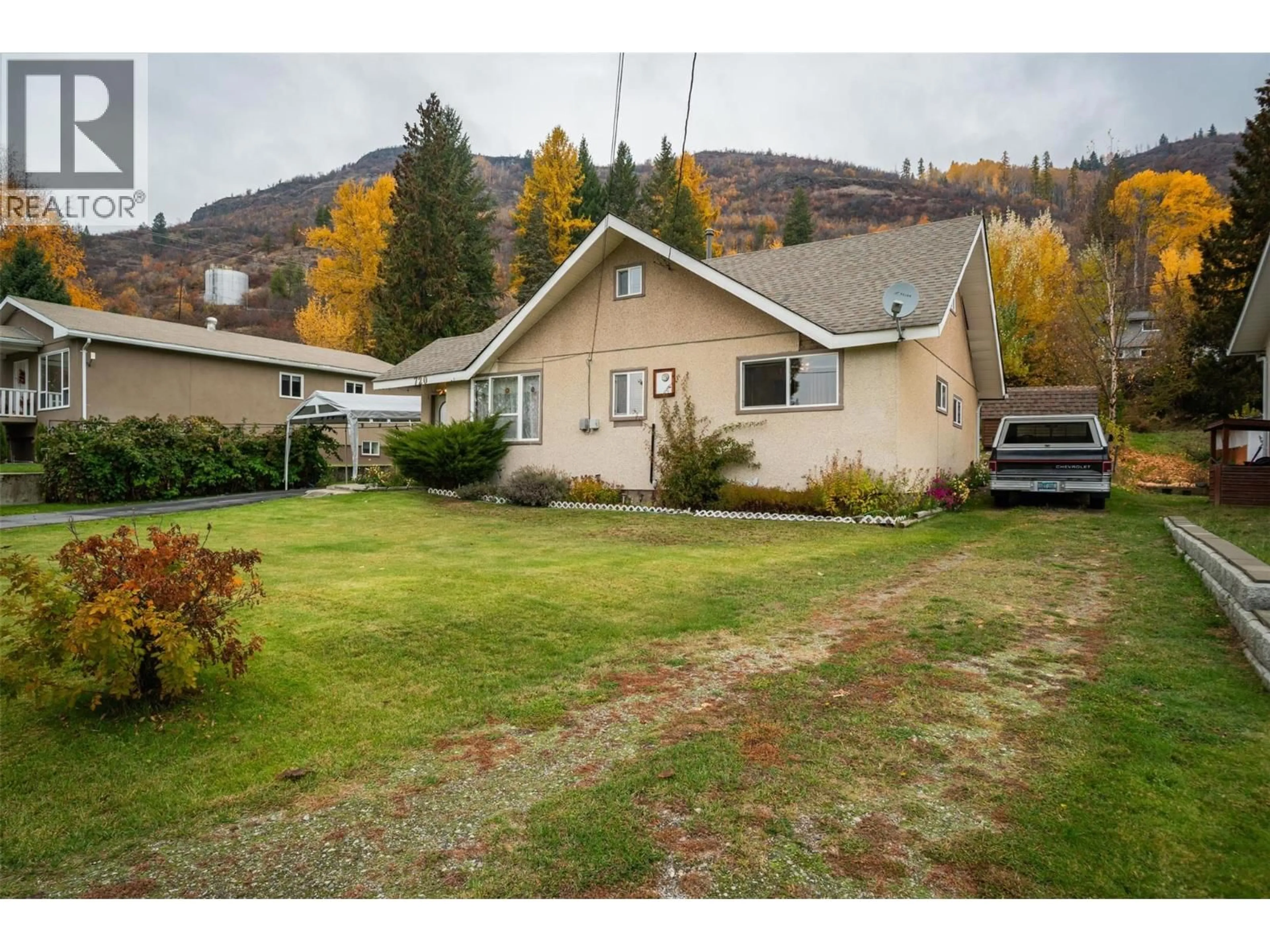 A pic from outside/outdoor area/front of a property/back of a property/a pic from drone, mountain view for 720 11TH AVENUE, Montrose British Columbia V0G1P0
