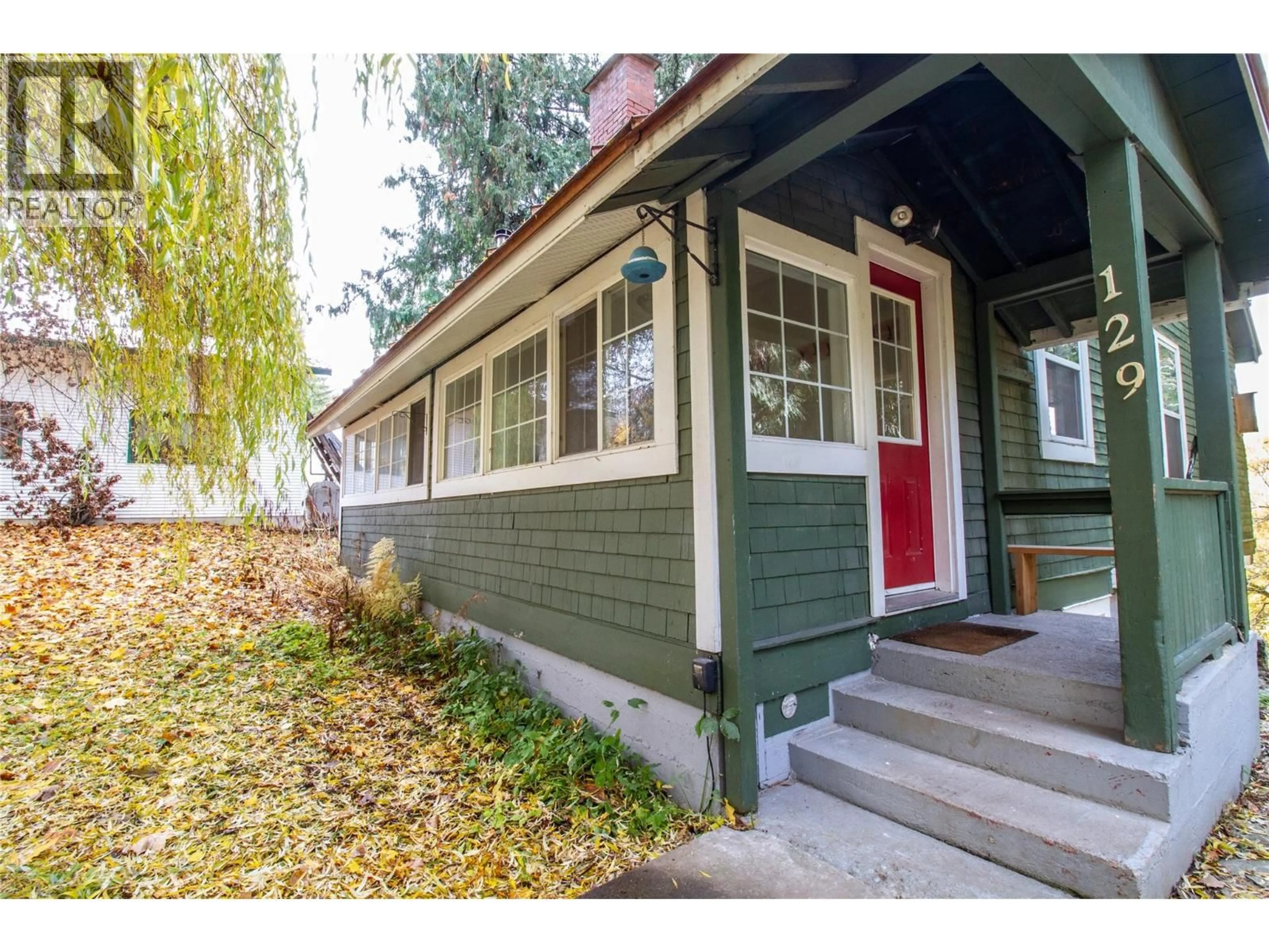 Home with vinyl exterior material, street for 129 MAPLE STREET, Revelstoke British Columbia V0E2S0