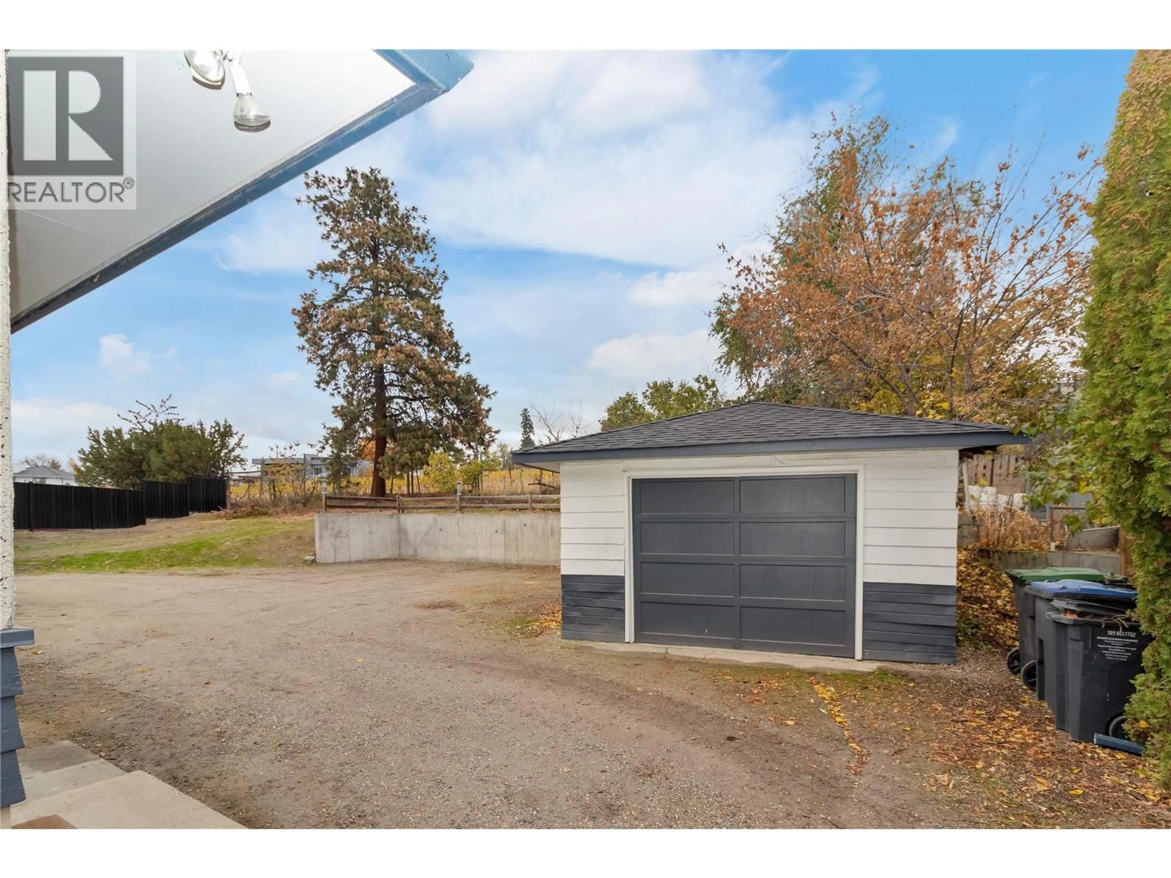 Indoor garage for 4829 LAKESHORE ROAD, Kelowna British Columbia V1W4H6
