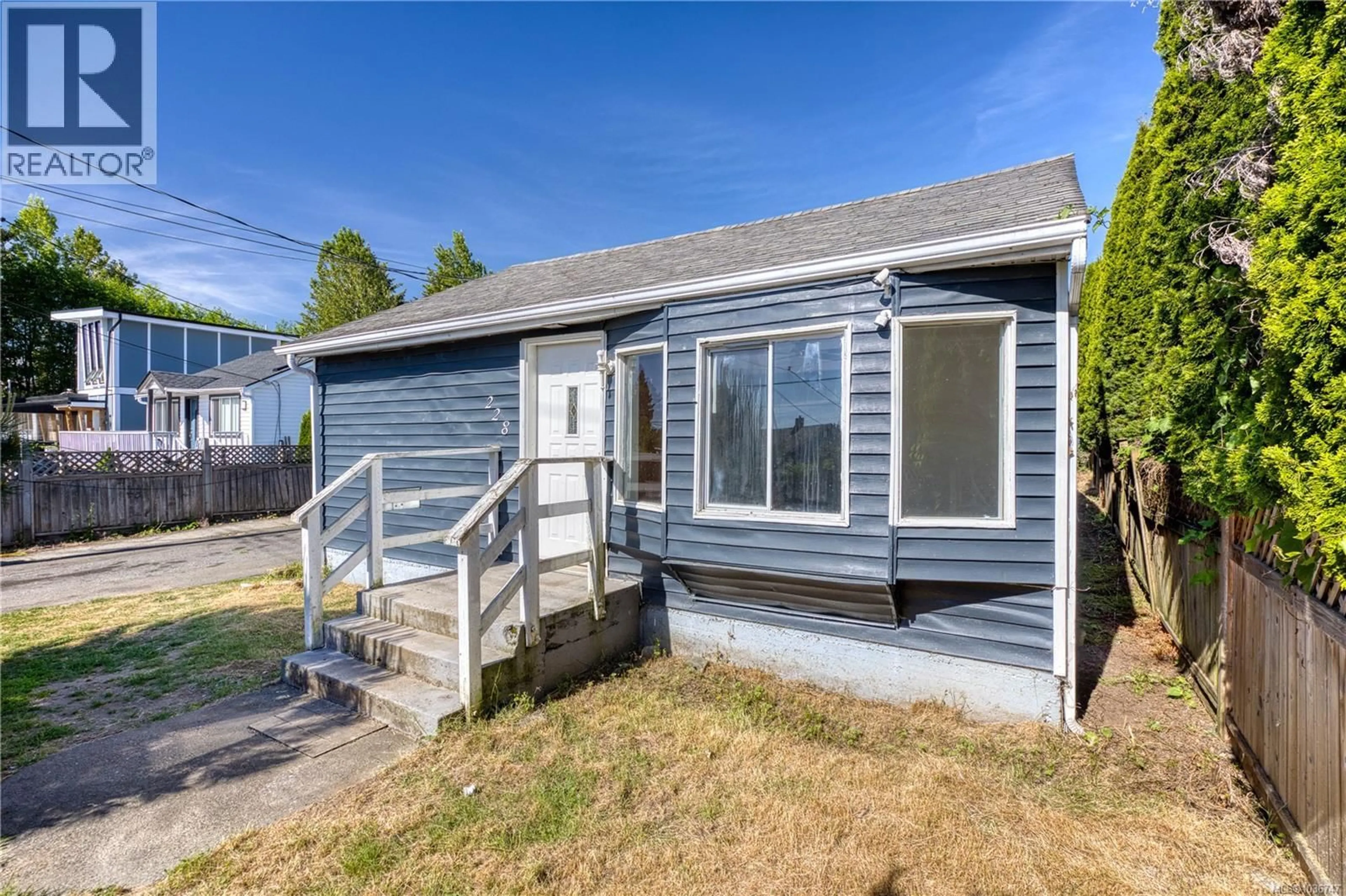 Home with vinyl exterior material, street for 228 VIEW STREET, Nanaimo British Columbia V9R4N7