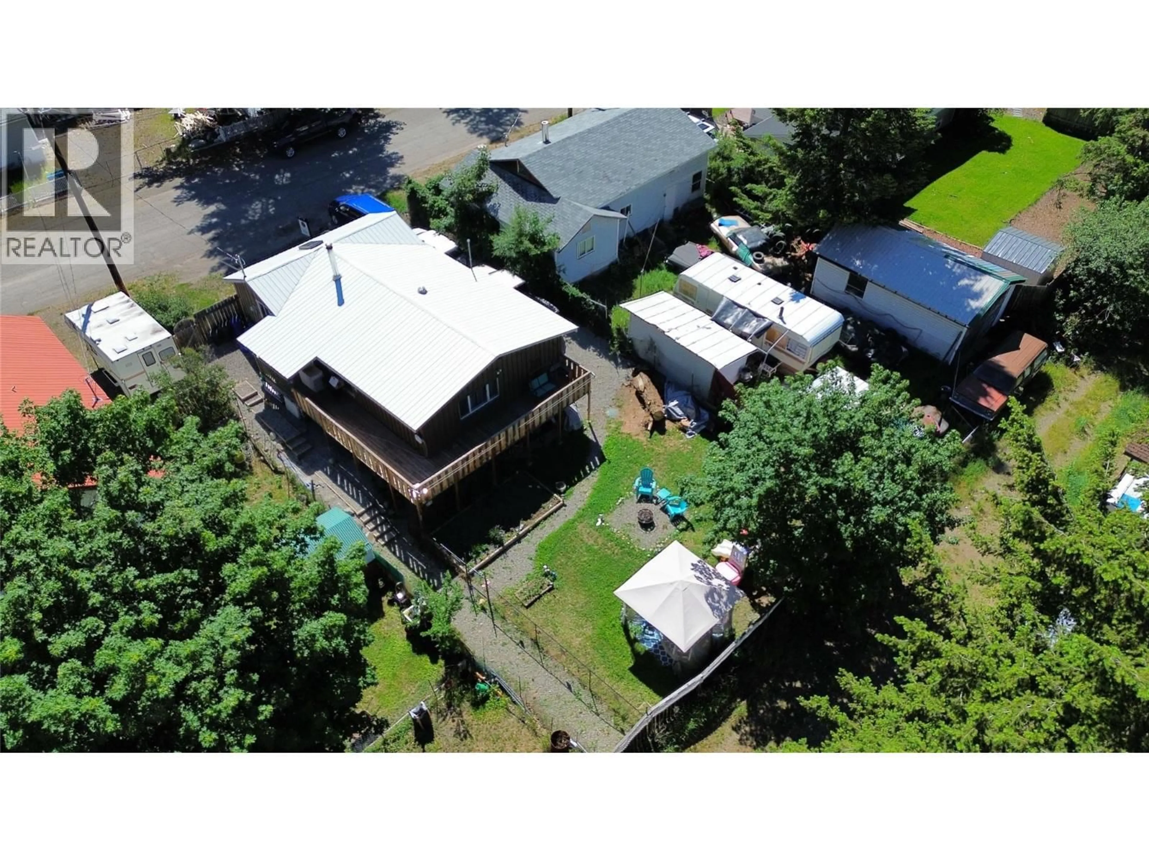 A pic from outside/outdoor area/front of a property/back of a property/a pic from drone, building for 956 RICHTER AVENUE, Hedley British Columbia V0X1K0