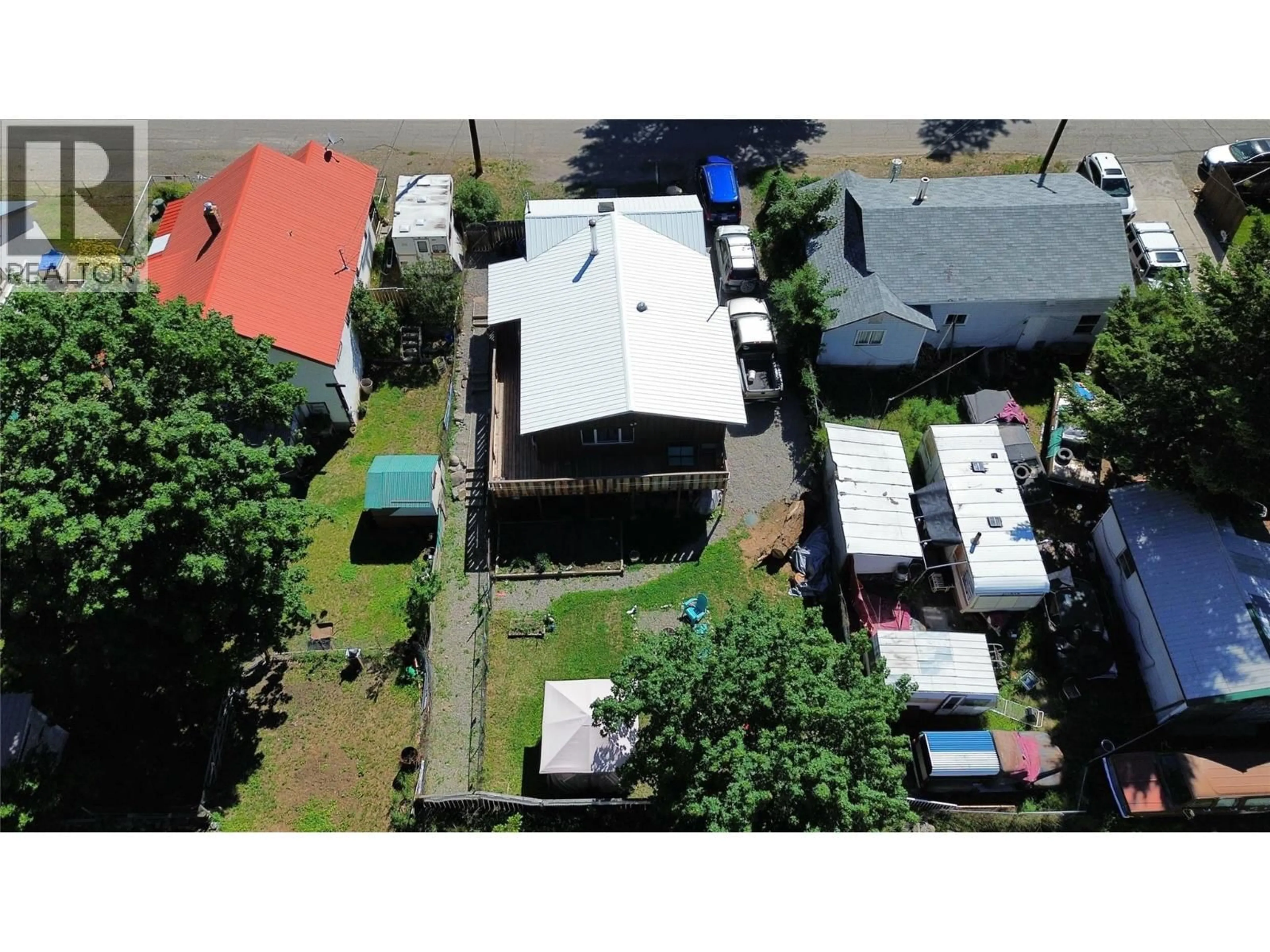 A pic from outside/outdoor area/front of a property/back of a property/a pic from drone, street for 956 RICHTER AVENUE, Hedley British Columbia V0X1K0