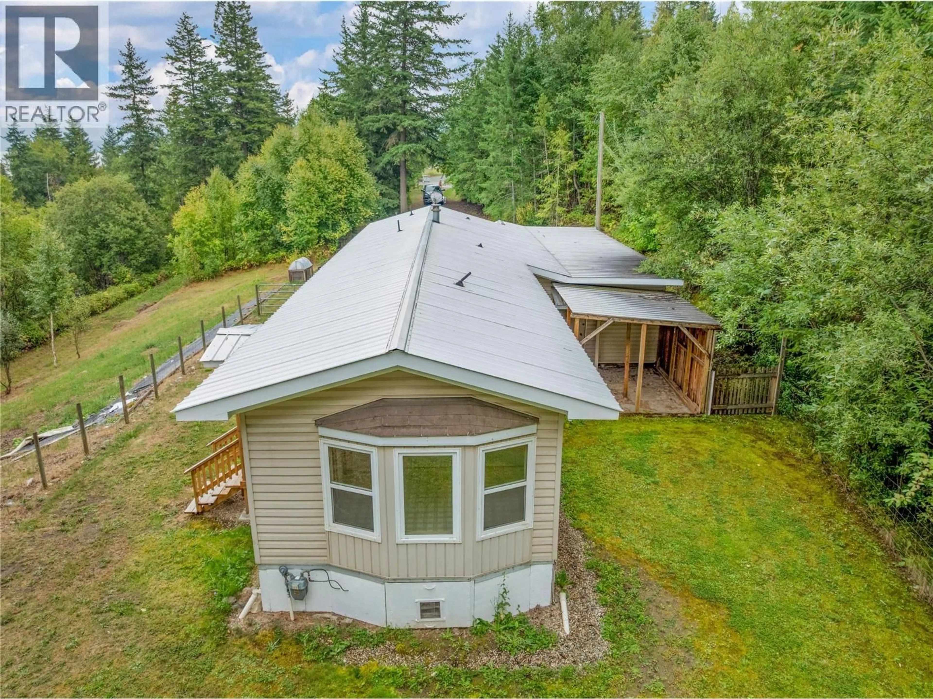 A pic from outside/outdoor area/front of a property/back of a property/a pic from drone, unknown for 655 CAOUETTE ROAD, Sorrento British Columbia V0E2W1