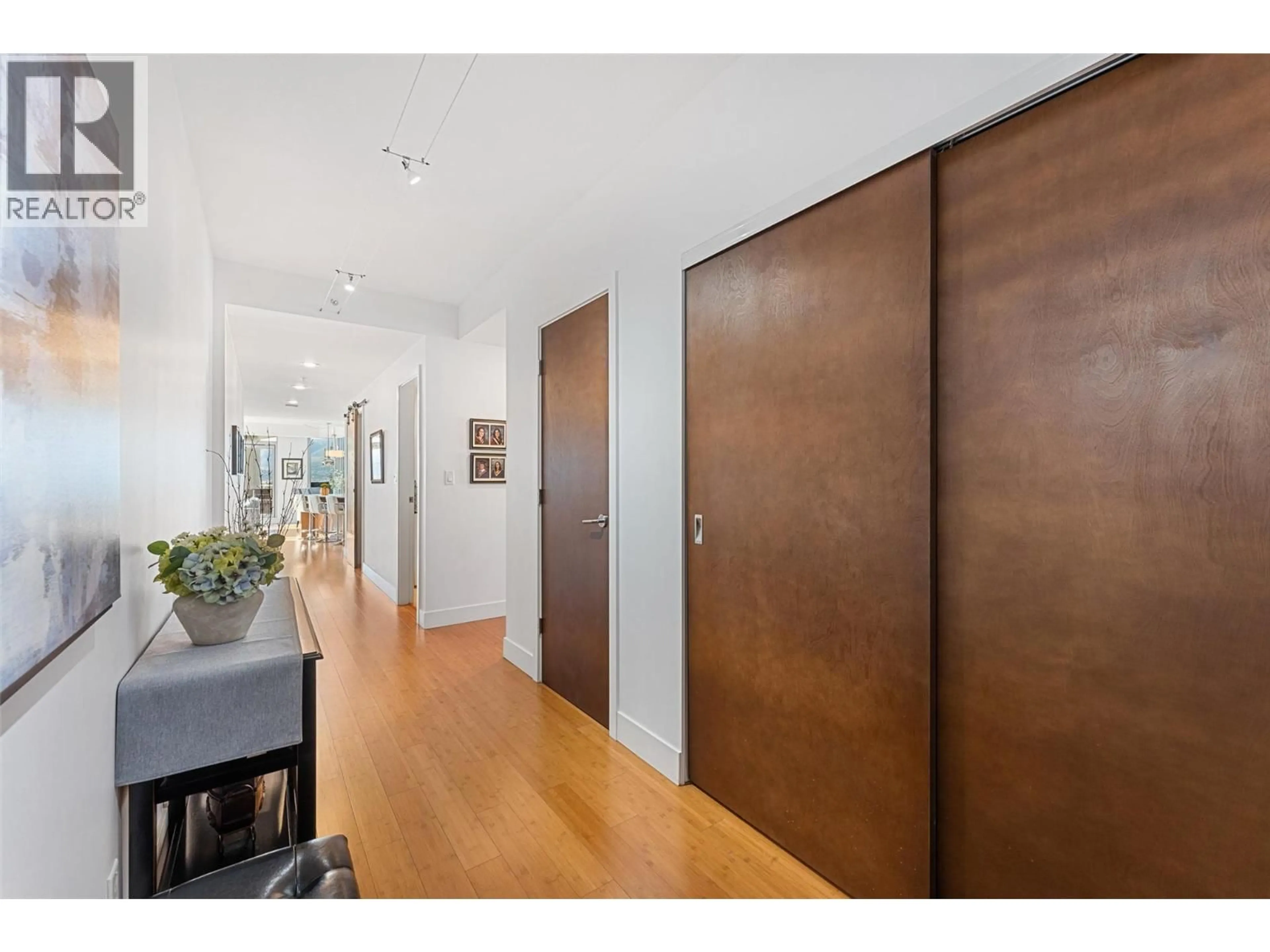 Indoor entryway for 701 - 2040 SPRINGFIELD ROAD, Kelowna British Columbia V1Y9N7