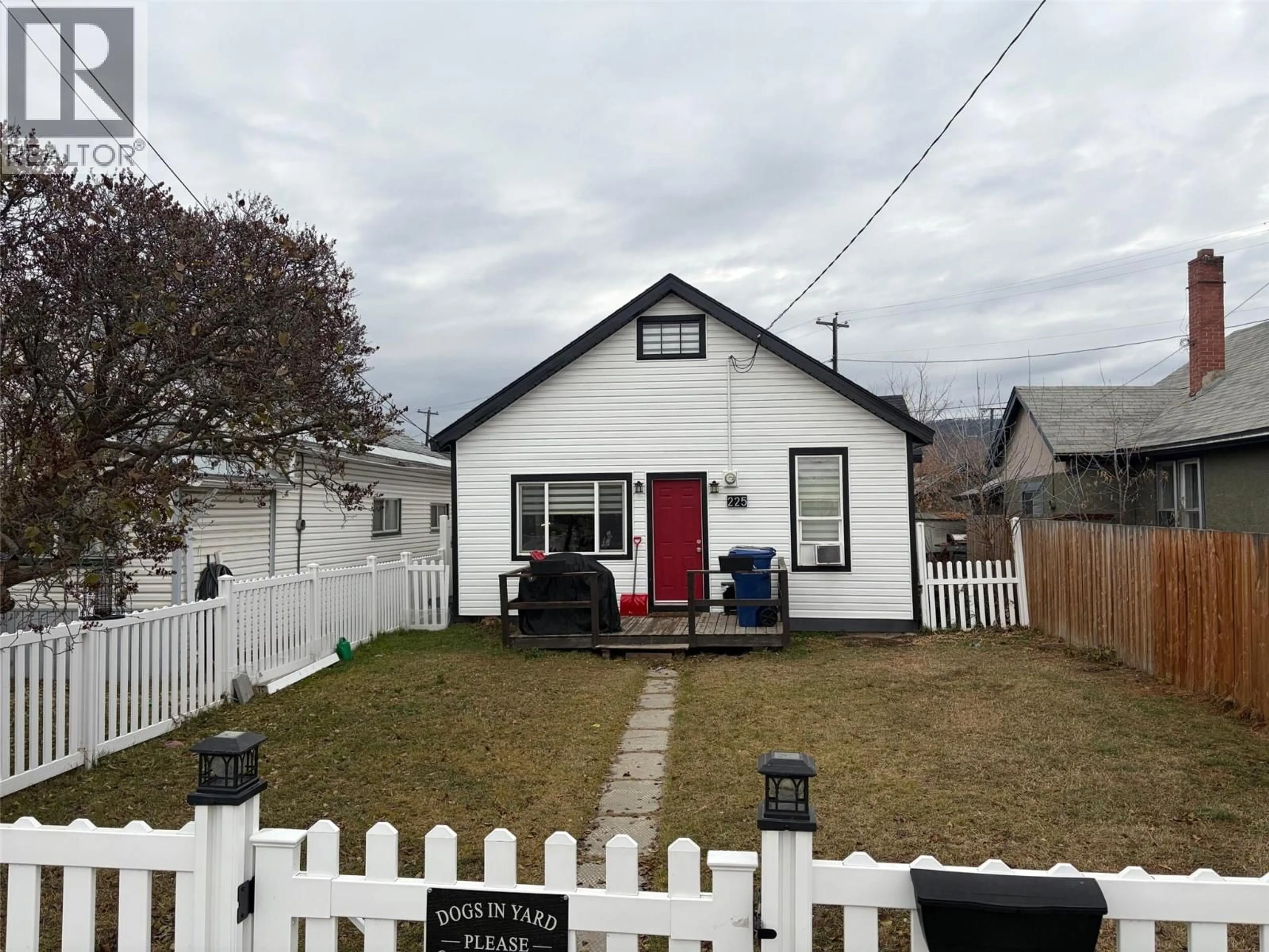 A pic from outside/outdoor area/front of a property/back of a property/a pic from drone, street for 225 3RD AVENUE SOUTH, Cranbrook British Columbia V1C2B8