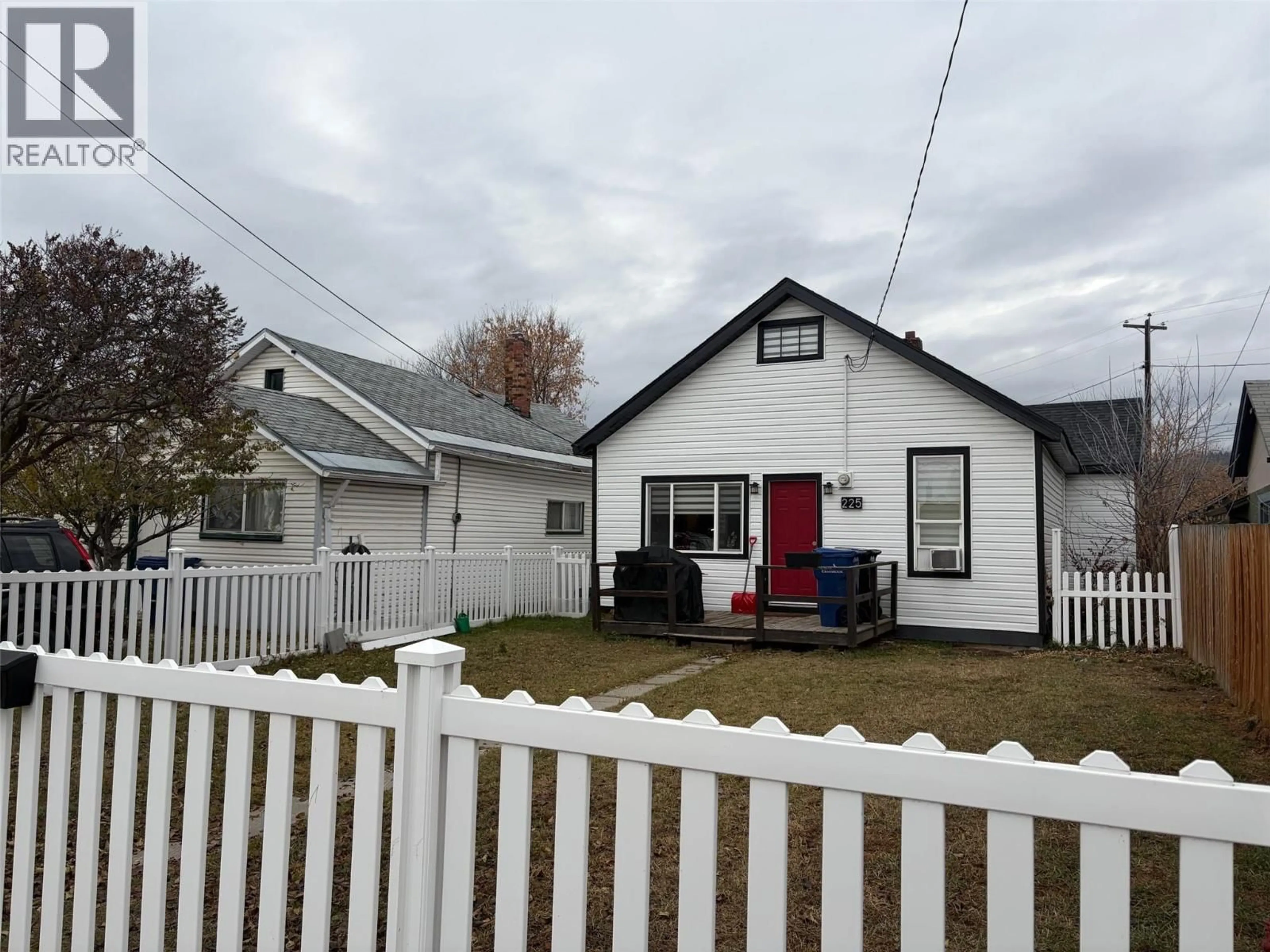 A pic from outside/outdoor area/front of a property/back of a property/a pic from drone, street for 225 3RD AVENUE SOUTH, Cranbrook British Columbia V1C2B8