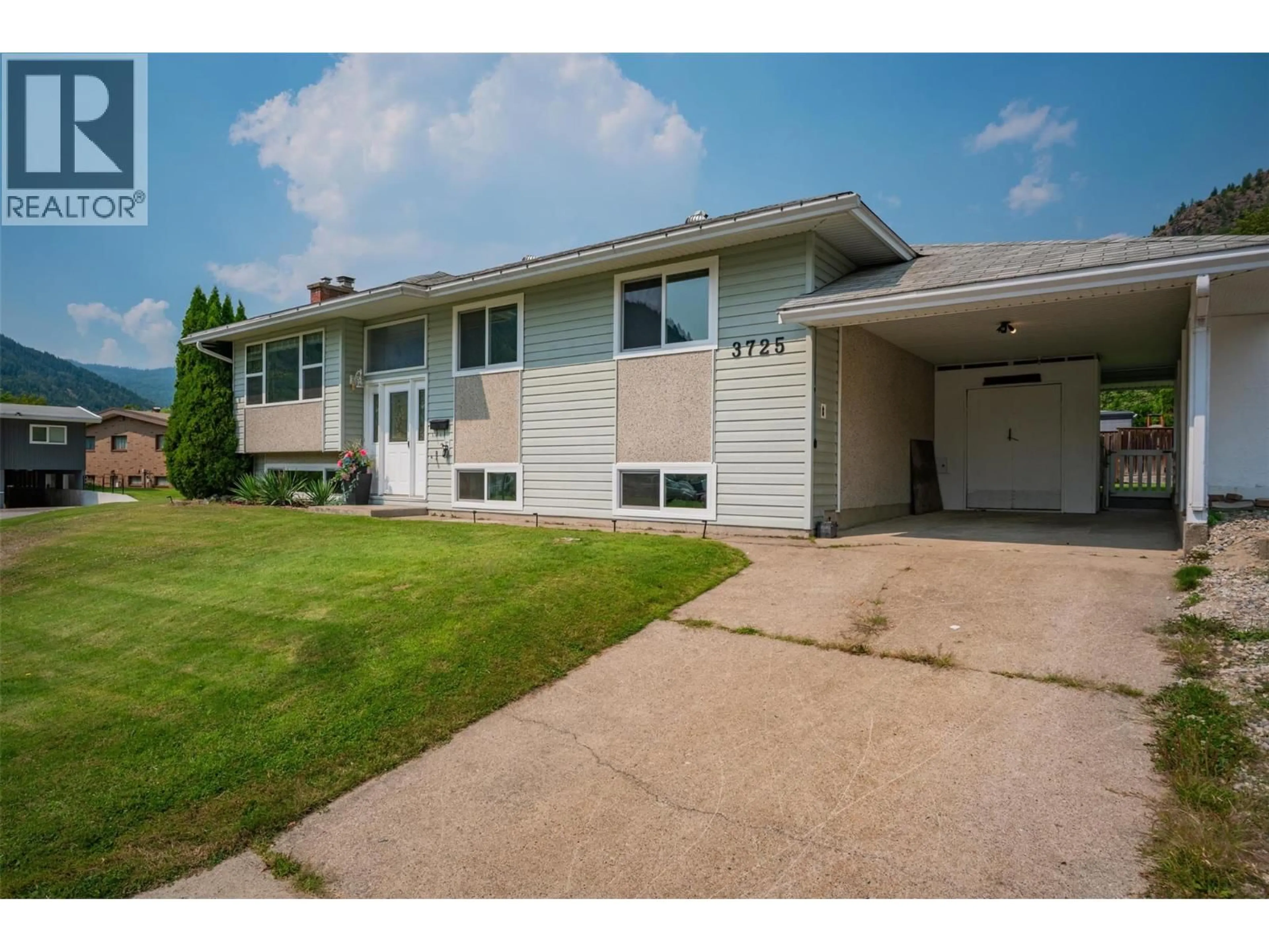 Home with vinyl exterior material, street for 3725 DOGWOOD DRIVE, Trail British Columbia V1R2V4