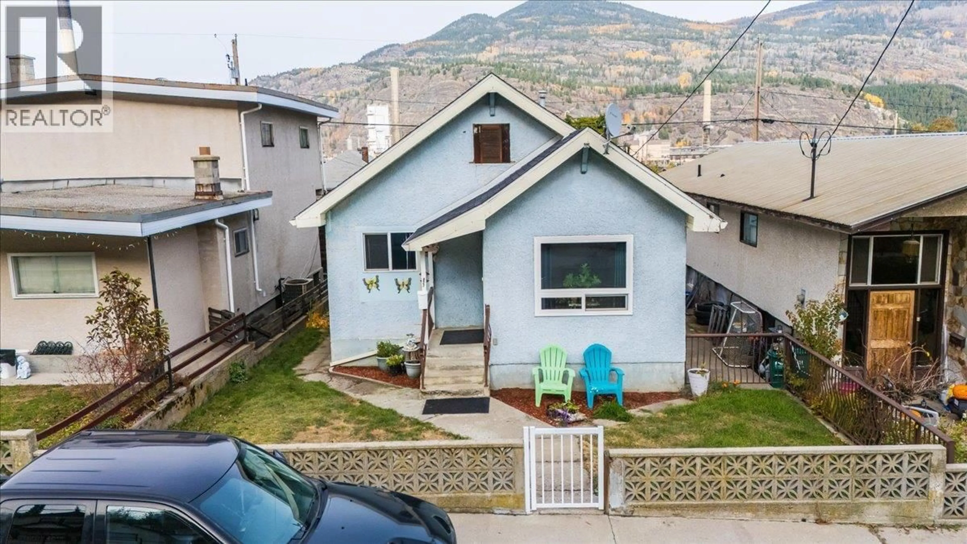 A pic from outside/outdoor area/front of a property/back of a property/a pic from drone, mountain view for 927 NELSON AVENUE, Trail British Columbia V1R3H3