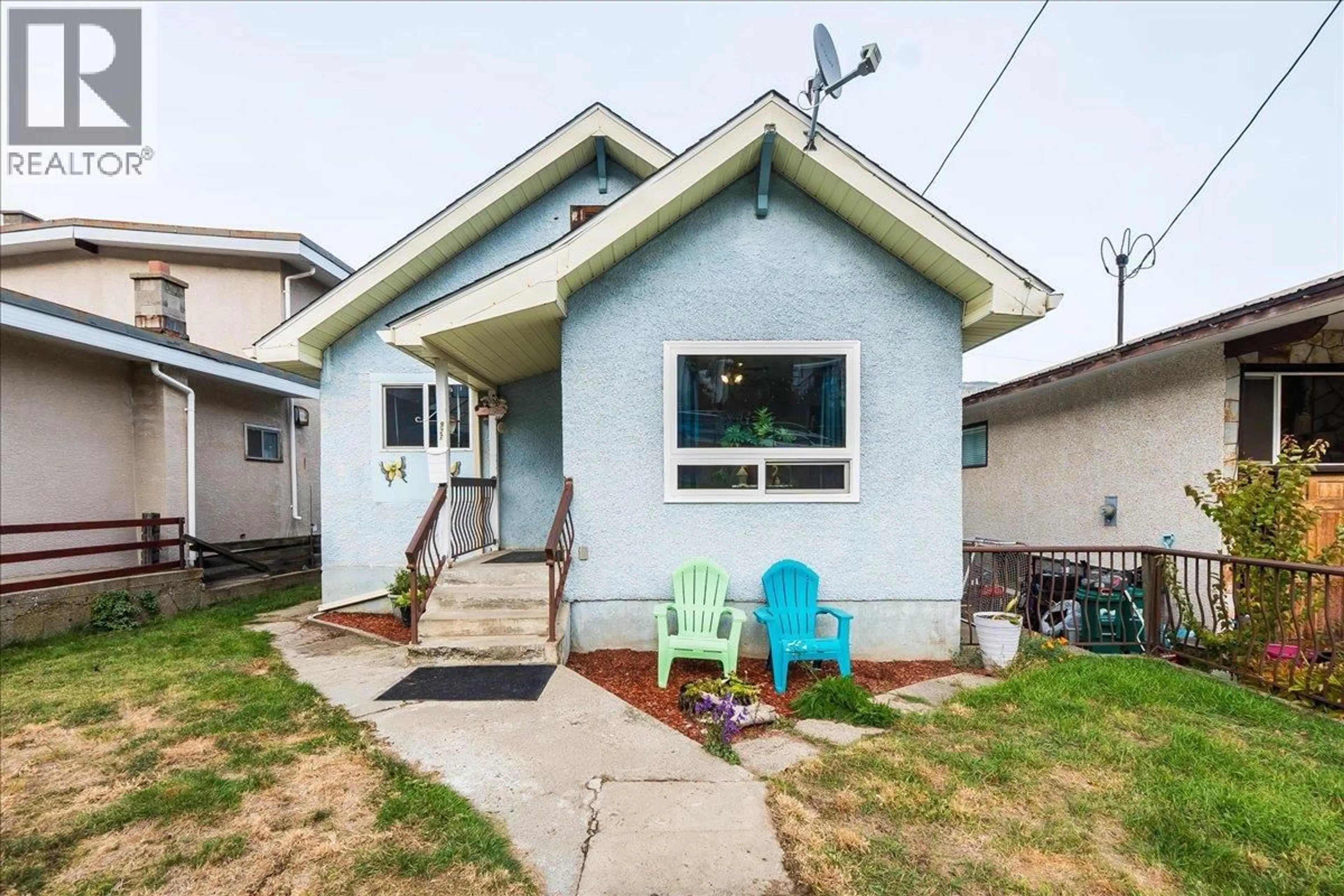 Home with vinyl exterior material, street for 927 NELSON AVENUE, Trail British Columbia V1R3H3