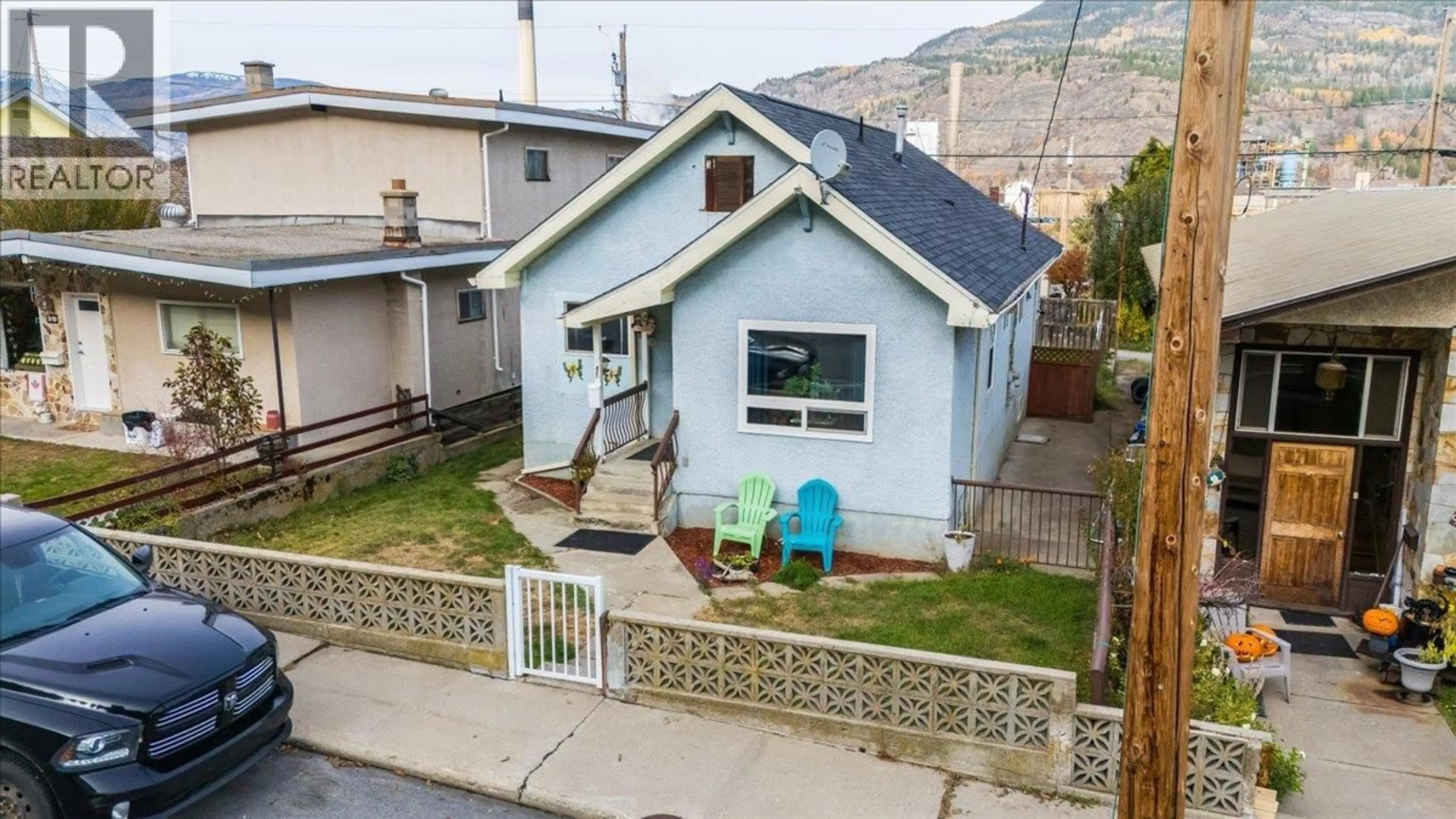 A pic from outside/outdoor area/front of a property/back of a property/a pic from drone, street for 927 NELSON AVENUE, Trail British Columbia V1R3H3