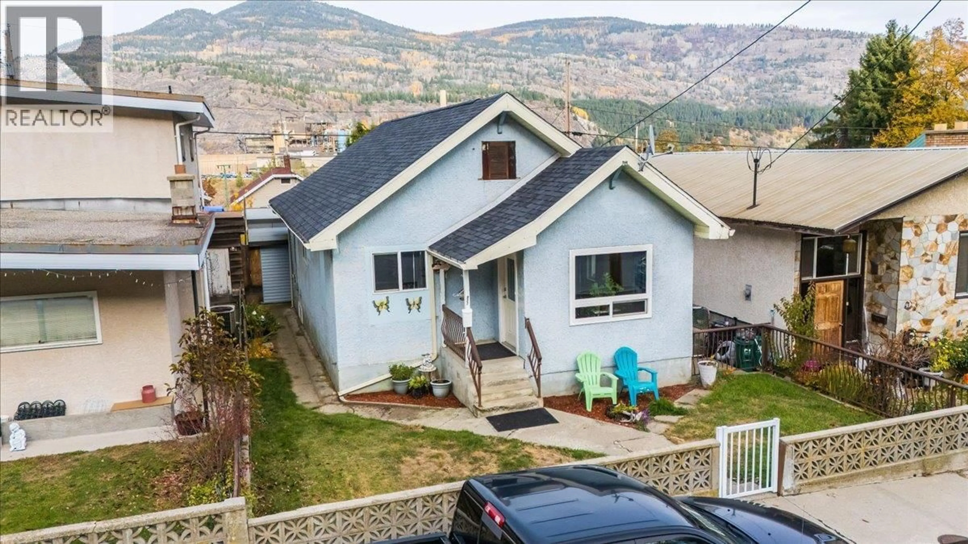 A pic from outside/outdoor area/front of a property/back of a property/a pic from drone, mountain view for 927 NELSON AVENUE, Trail British Columbia V1R3H3