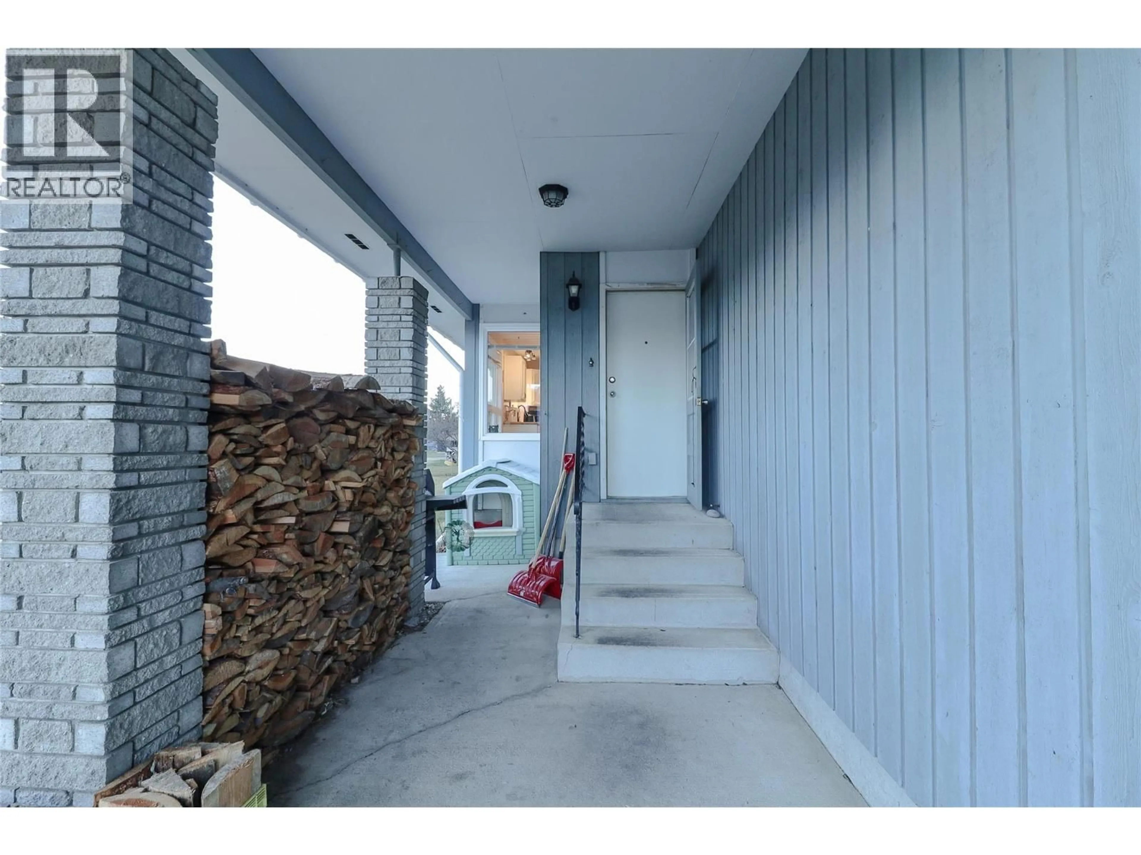 Indoor entryway for 417 6TH AVENUE, Invermere British Columbia V0A1K0