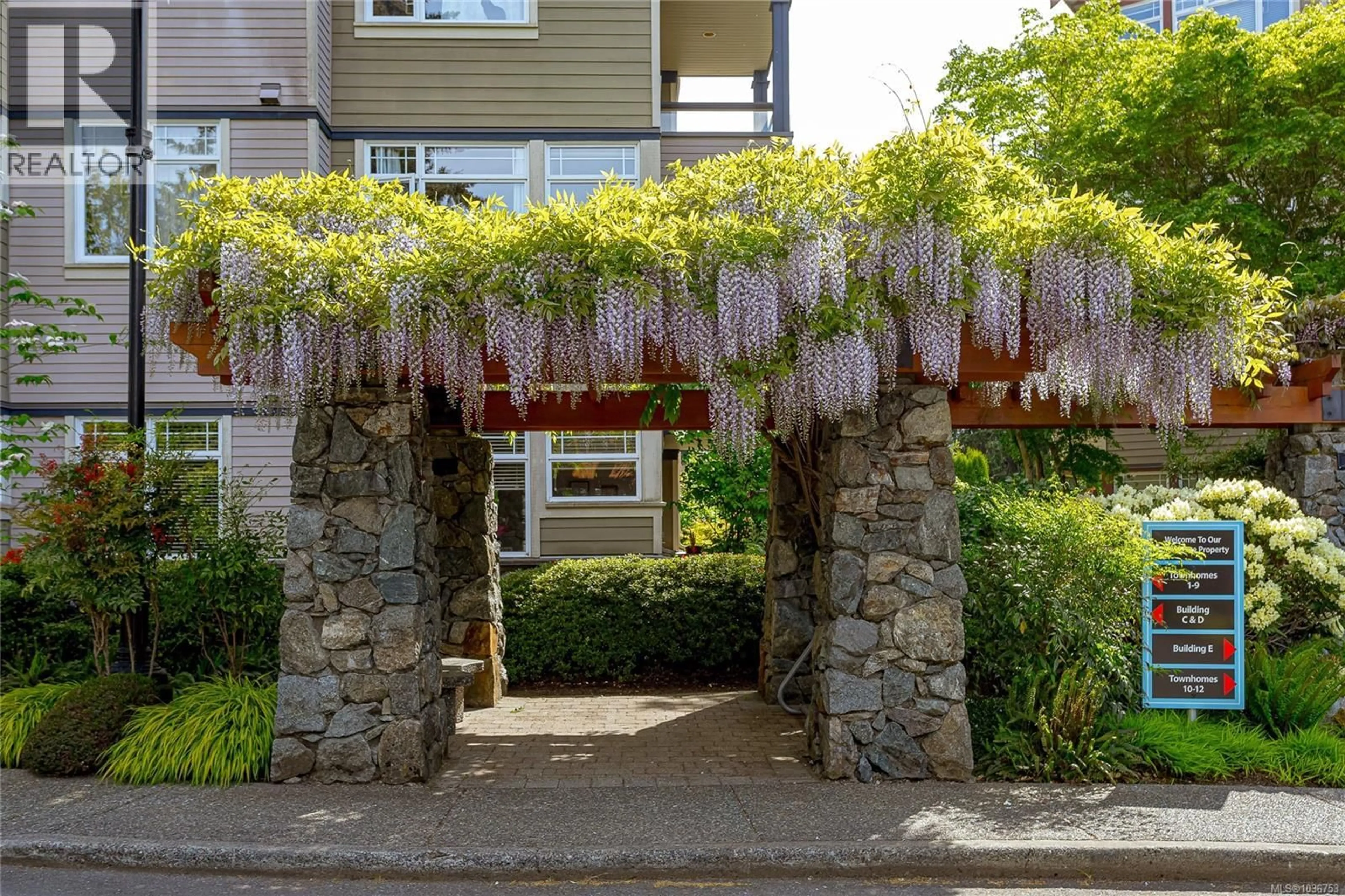 Indoor entryway for 104D - 1115 CRAIGFLOWER ROAD, Esquimalt British Columbia V9A7R1