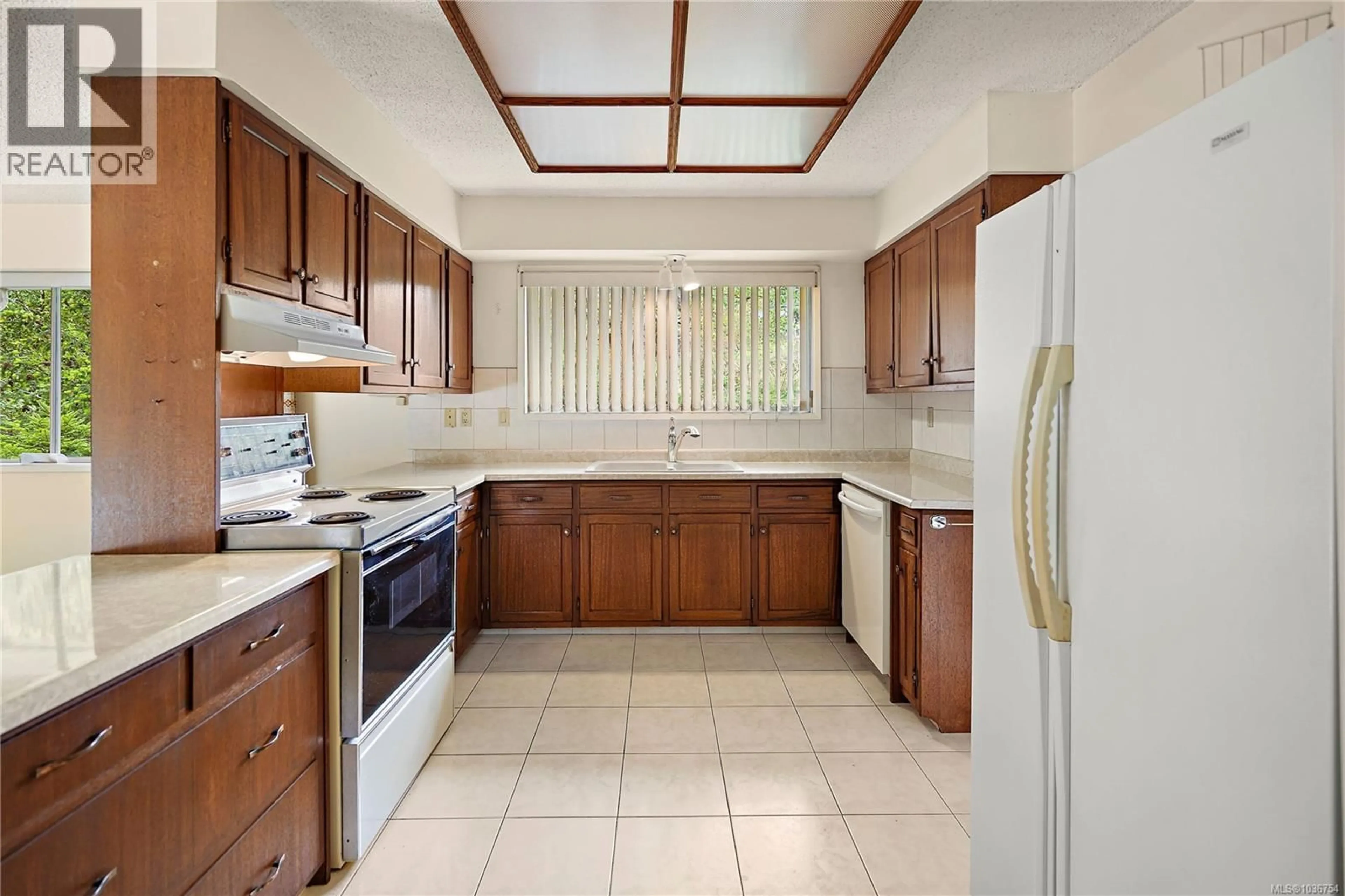 Standard kitchen, ceramic/tile floor for 3976 TUDOR AVENUE, Saanich British Columbia V8N4L6
