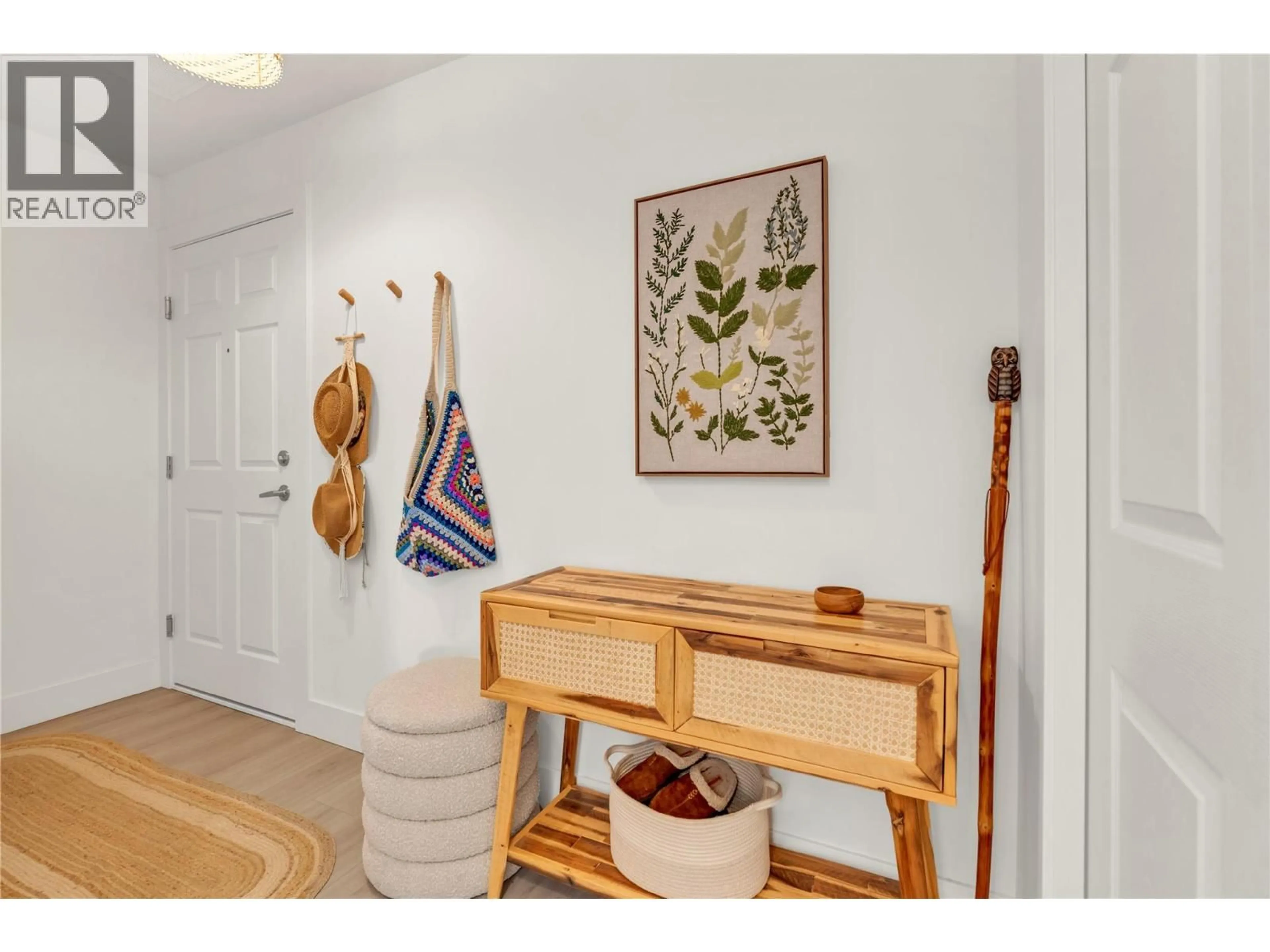 Indoor entryway for 401 - 3362 SKAHA LAKE ROAD, Penticton British Columbia V2A6G4