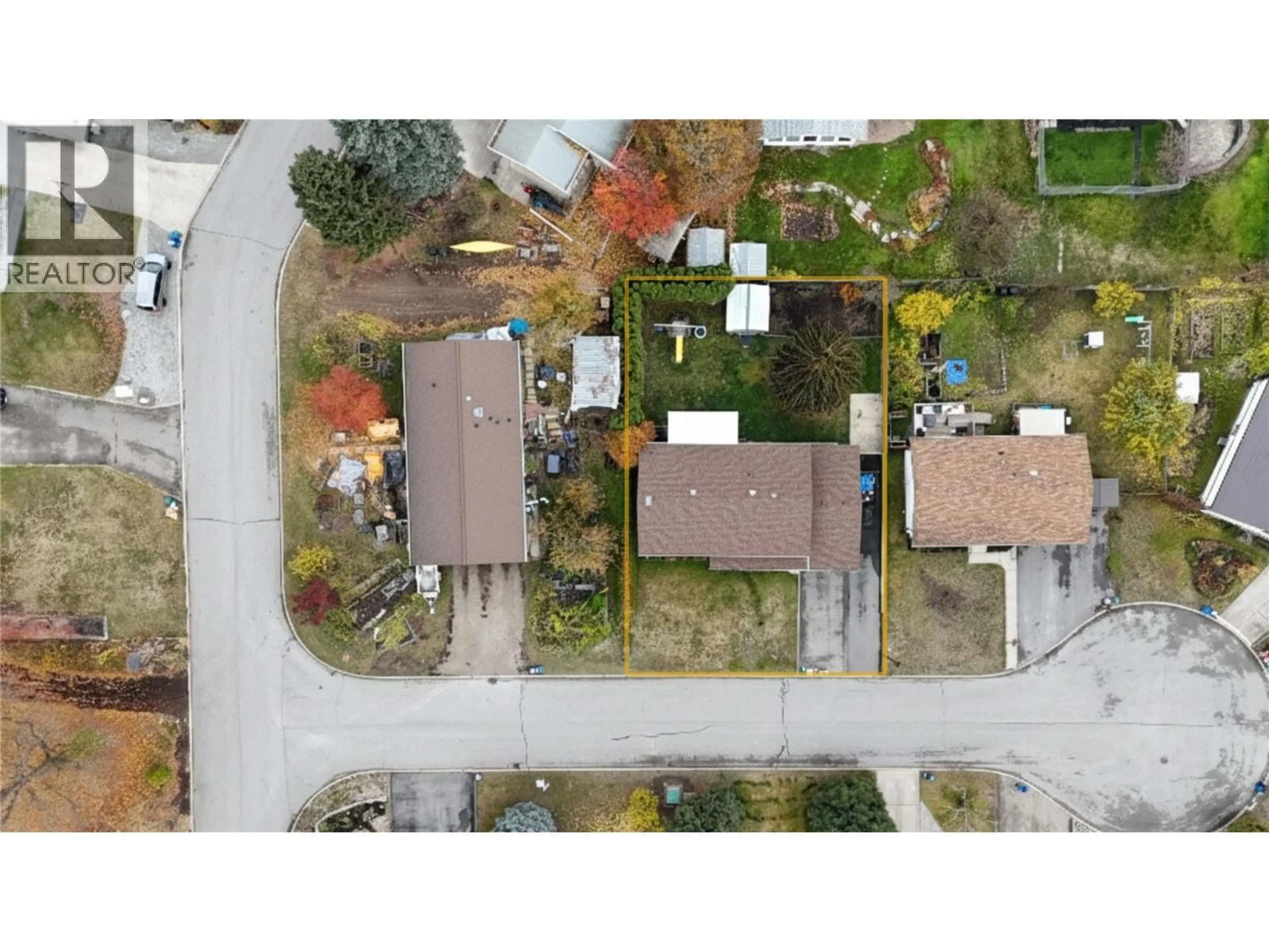 A pic from outside/outdoor area/front of a property/back of a property/a pic from drone, street for 150 17 STREET NORTHEAST, Salmon Arm British Columbia V1E1P2