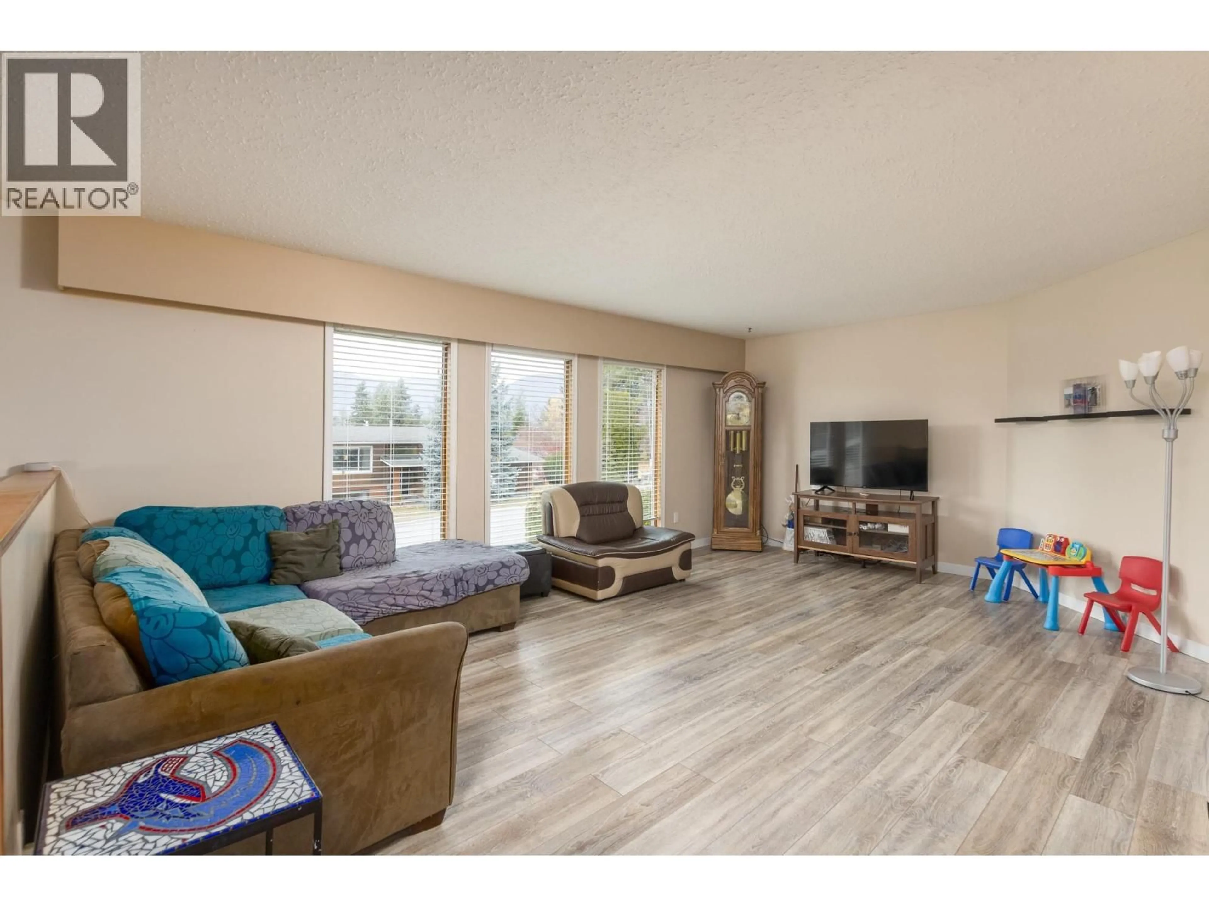 Living room with furniture, wood/laminate floor for 150 17 STREET NORTHEAST, Salmon Arm British Columbia V1E1P2