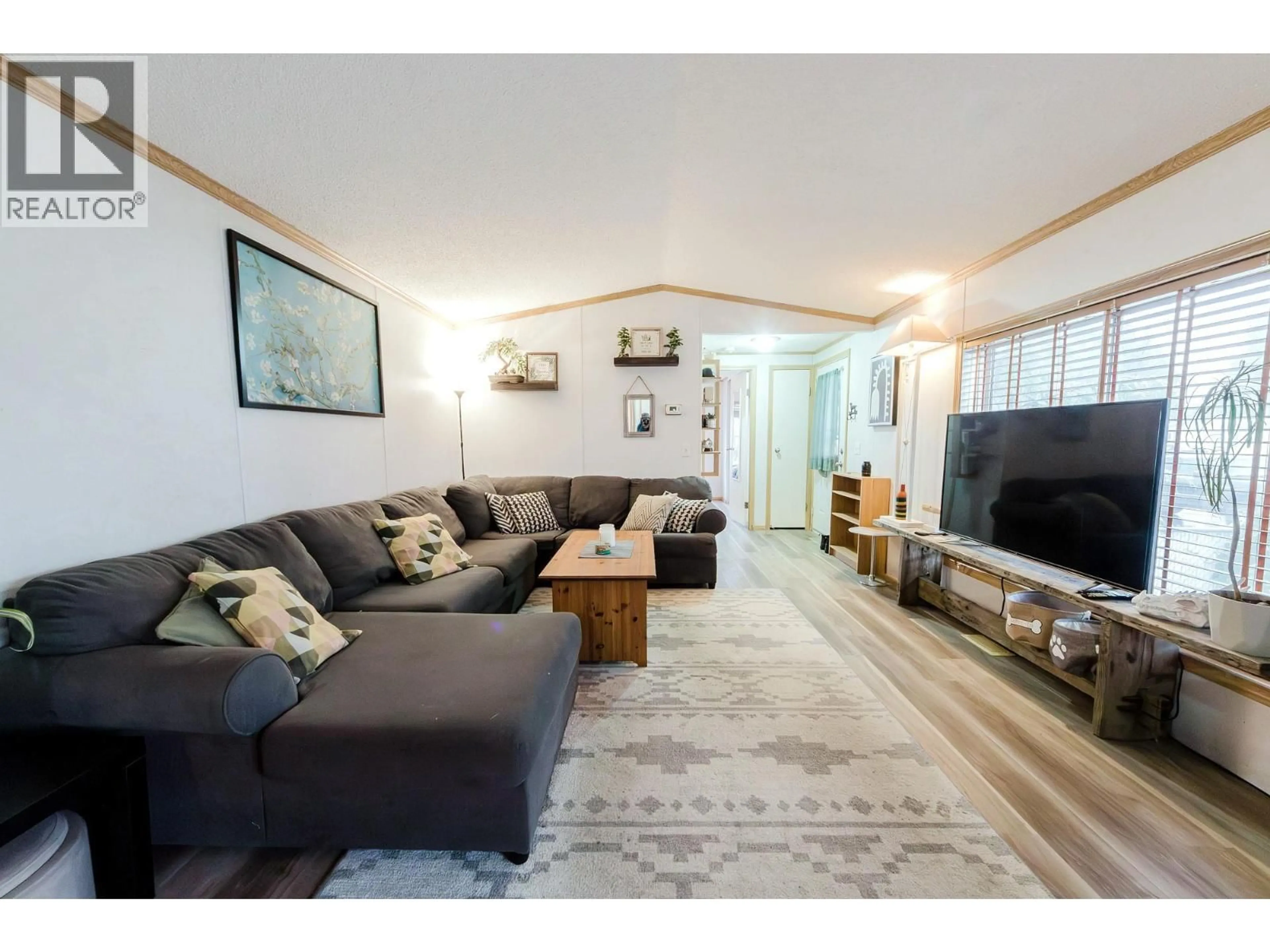 Living room with furniture, wood/laminate floor for 39 - 241 23 HIGHWAY NORTH, Revelstoke British Columbia V0E2S0