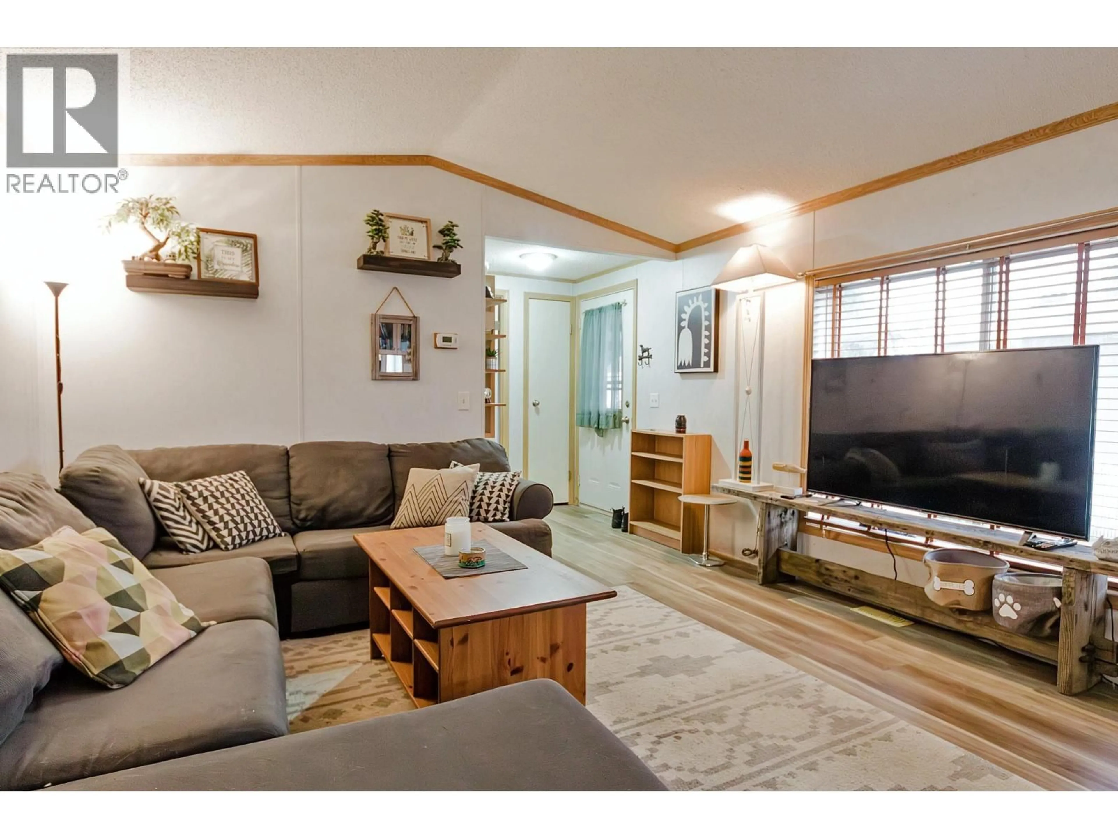 Living room with furniture, wood/laminate floor for 39 - 241 23 HIGHWAY NORTH, Revelstoke British Columbia V0E2S0