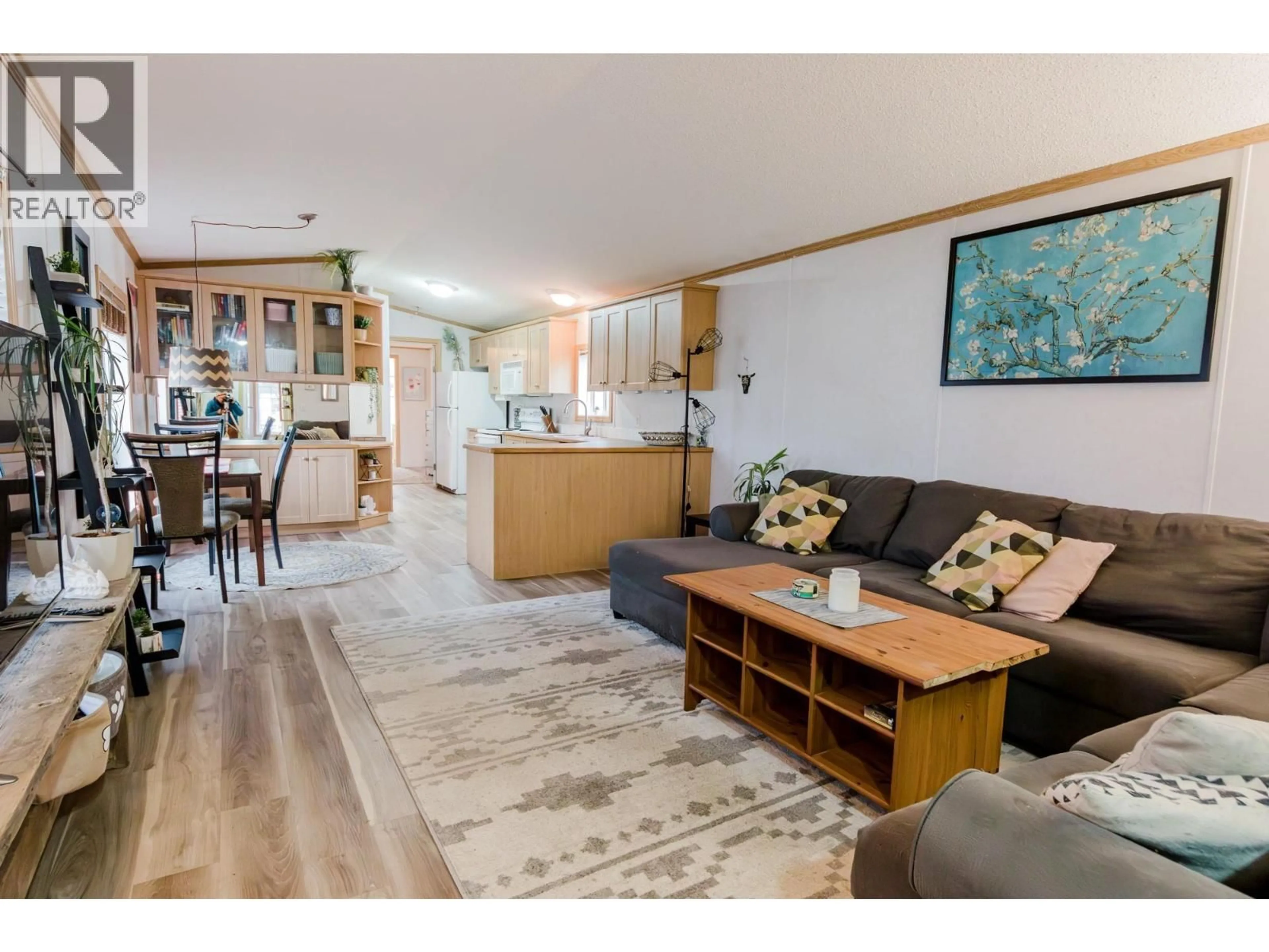 Living room with furniture, wood/laminate floor for 39 - 241 23 HIGHWAY NORTH, Revelstoke British Columbia V0E2S0