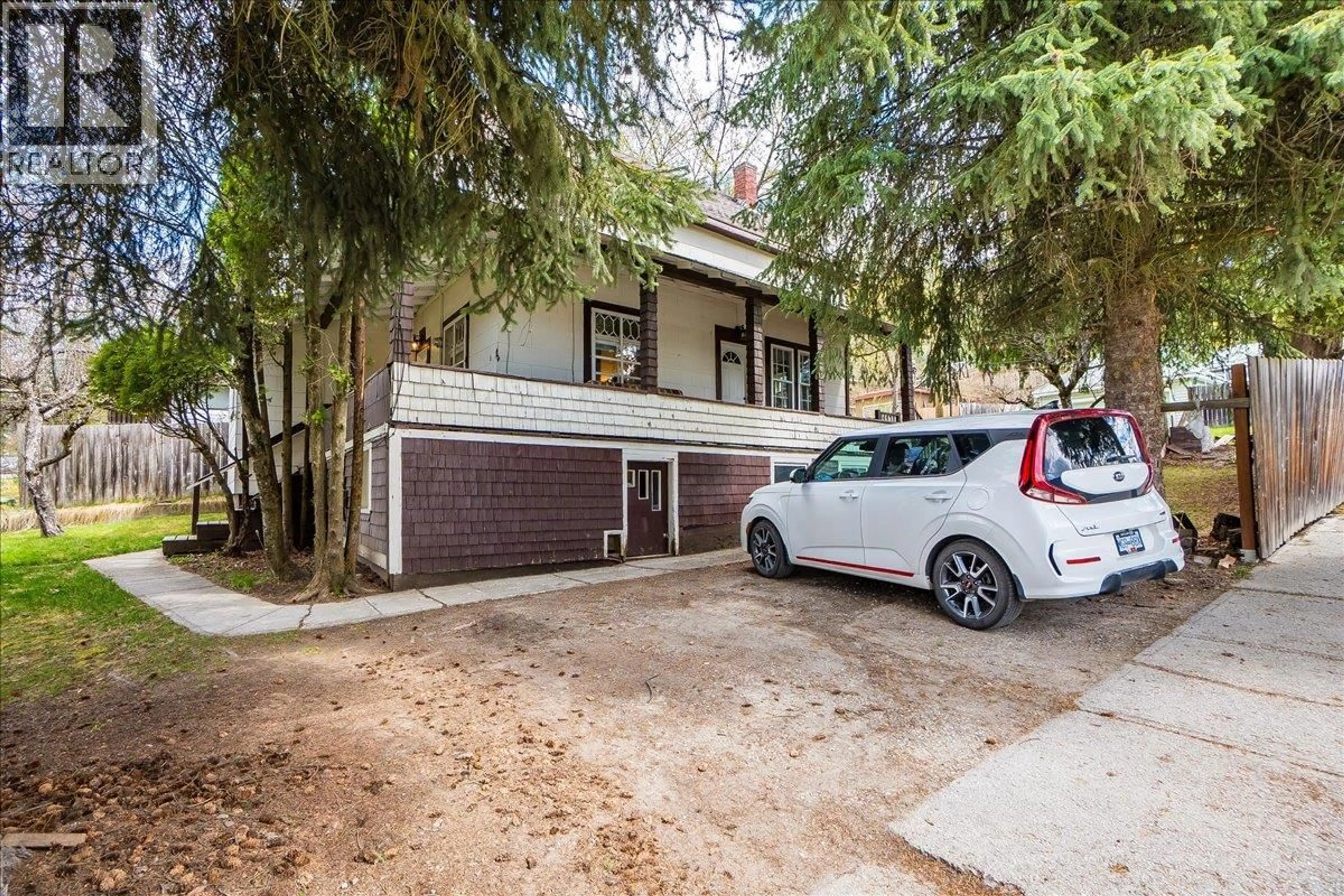 A pic from outside/outdoor area/front of a property/back of a property/a pic from drone, street for 404 HOUSTON STREET, Nelson British Columbia V1L5H5