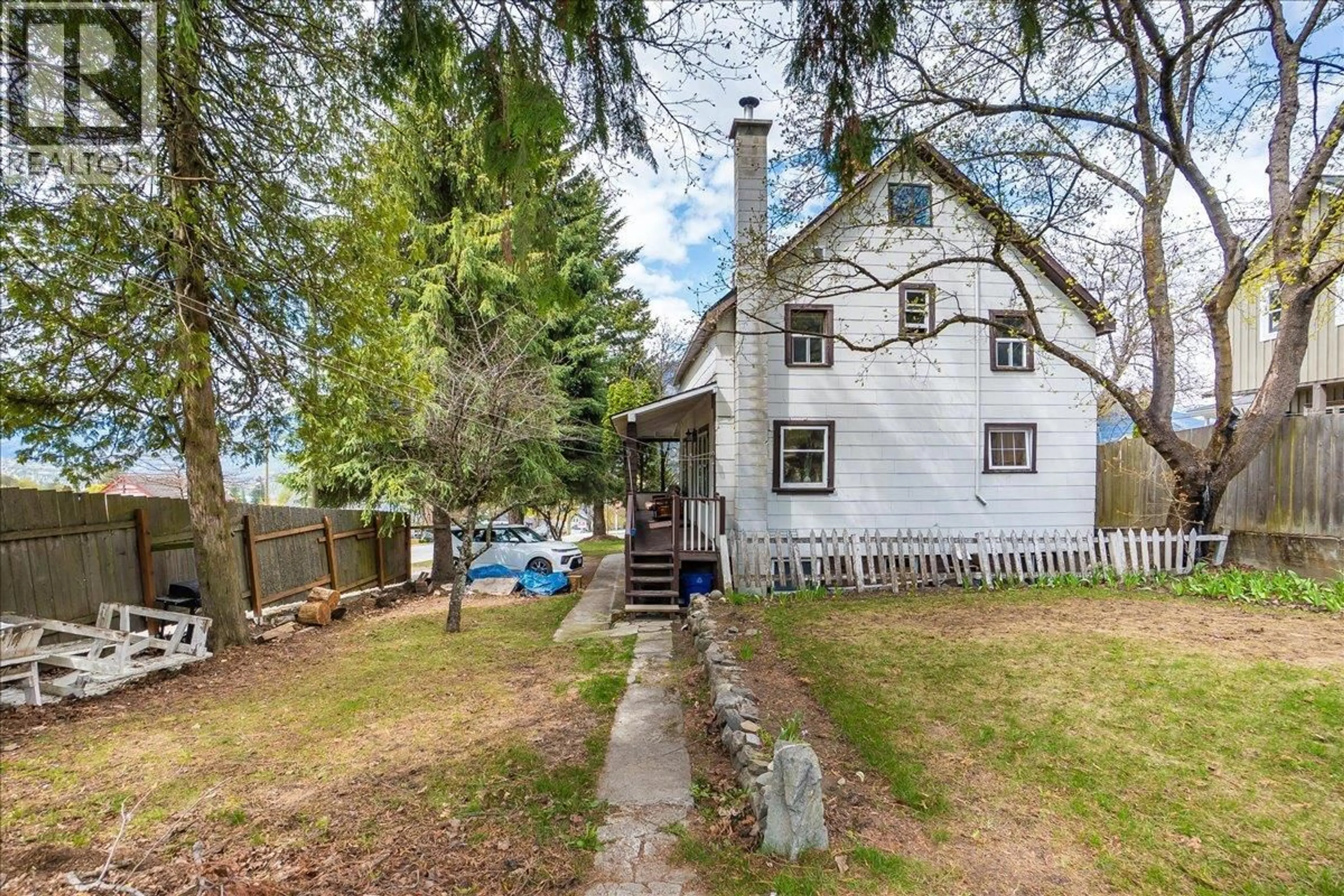 A pic from outside/outdoor area/front of a property/back of a property/a pic from drone, unknown for 404 HOUSTON STREET, Nelson British Columbia V1L5H5