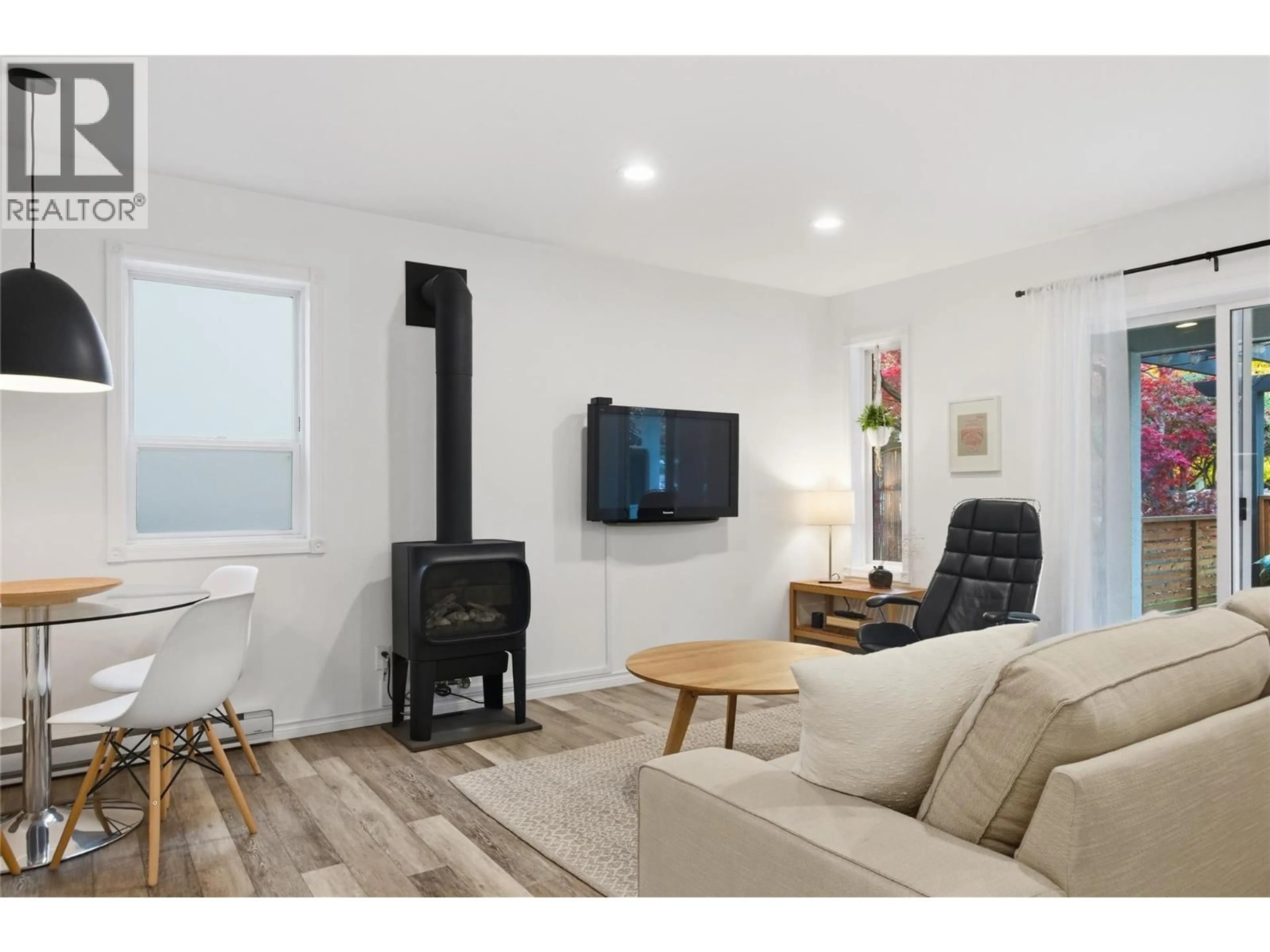 Living room with furniture, wood/laminate floor for 101 - 423 MAURICE STREET, Penticton British Columbia V2A5V8