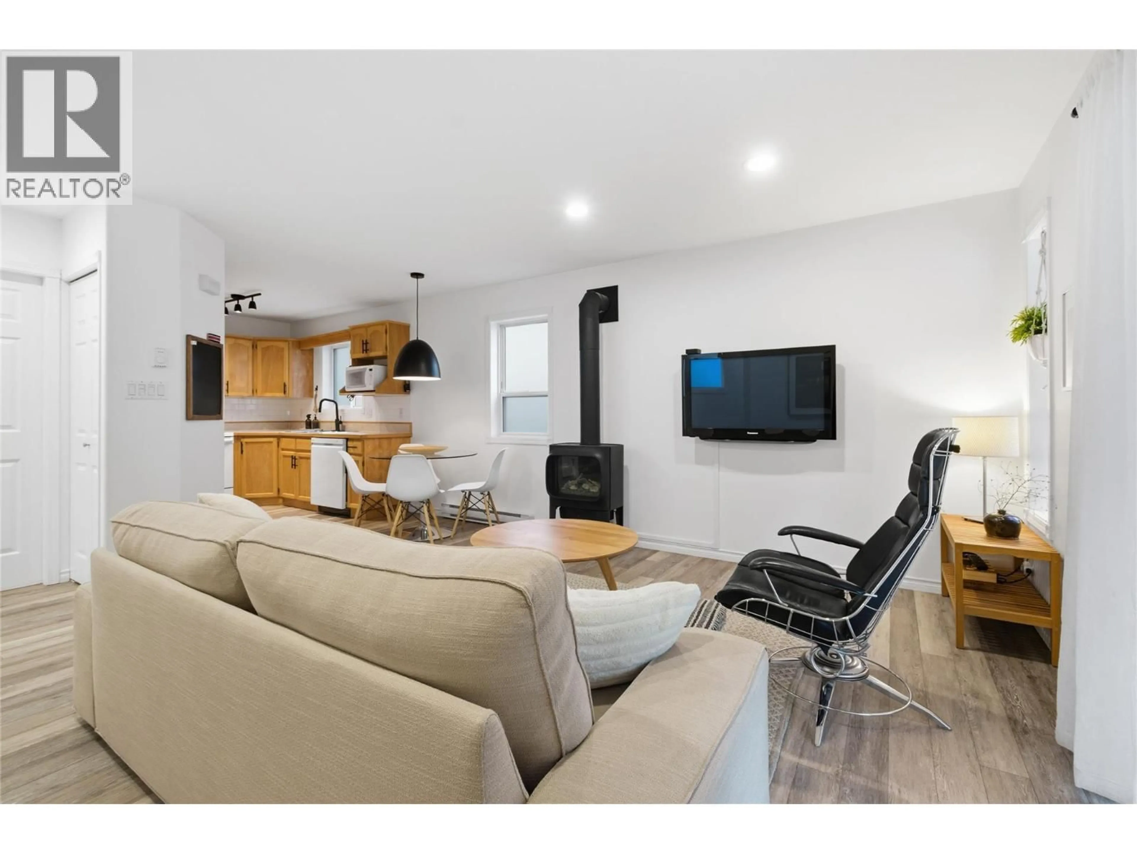 Living room with furniture, wood/laminate floor for 101 - 423 MAURICE STREET, Penticton British Columbia V2A5V8