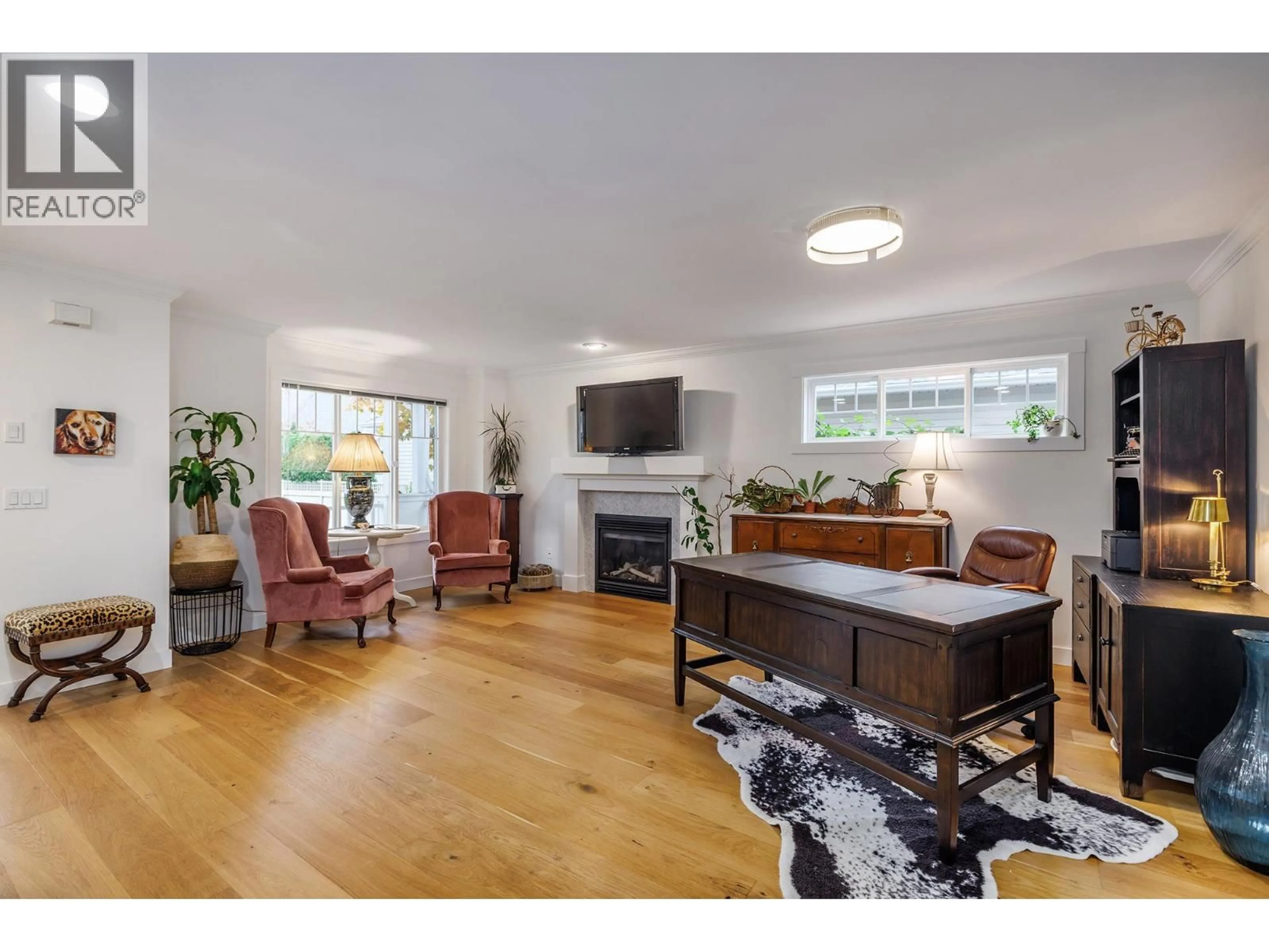 Living room with furniture, wood/laminate floor for 118 - 665 COOK ROAD, Kelowna British Columbia V1X4T4