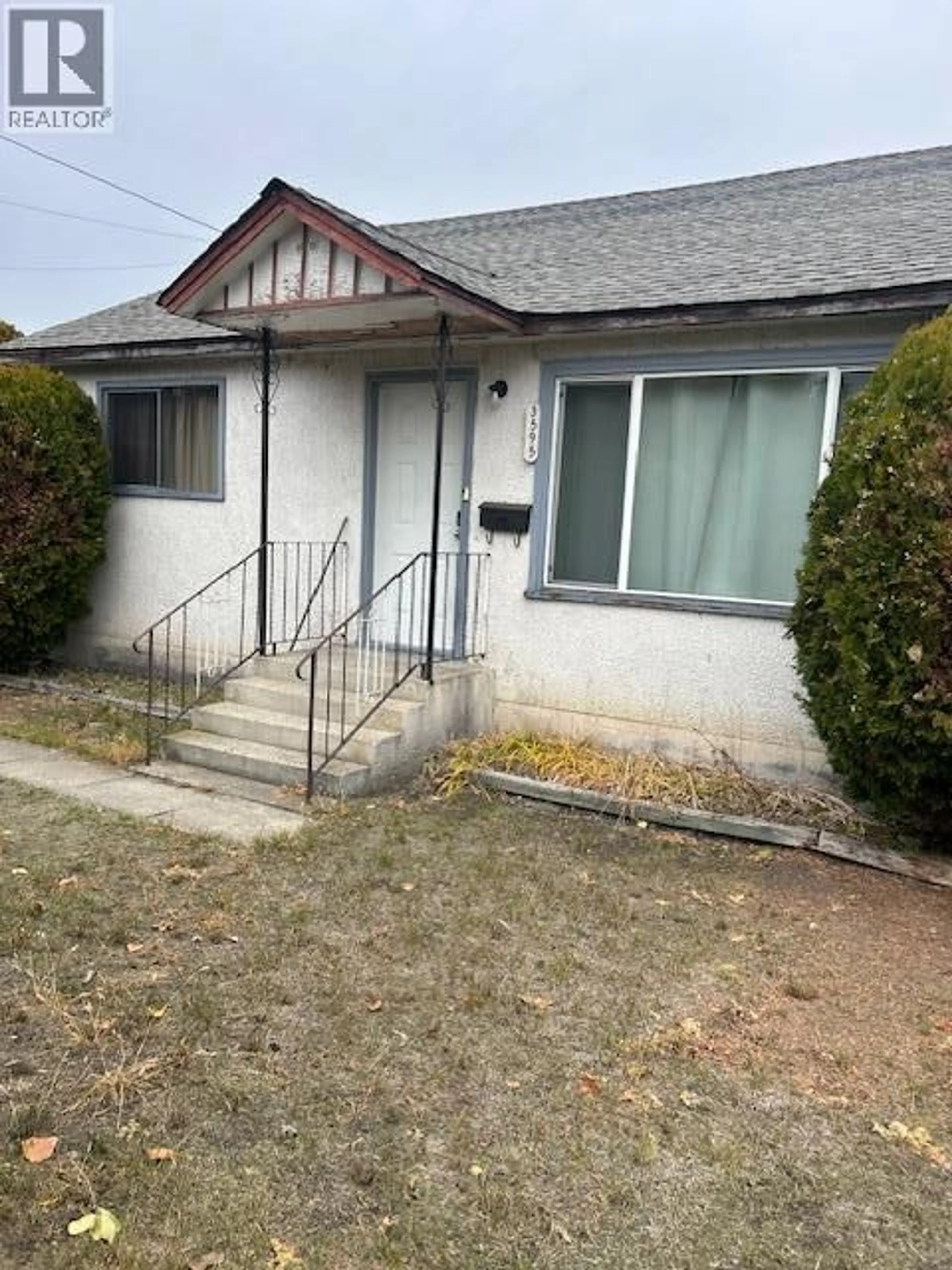 Home with vinyl exterior material, street for 3595 LAKESHORE ROAD, Kelowna British Columbia V1W3K1