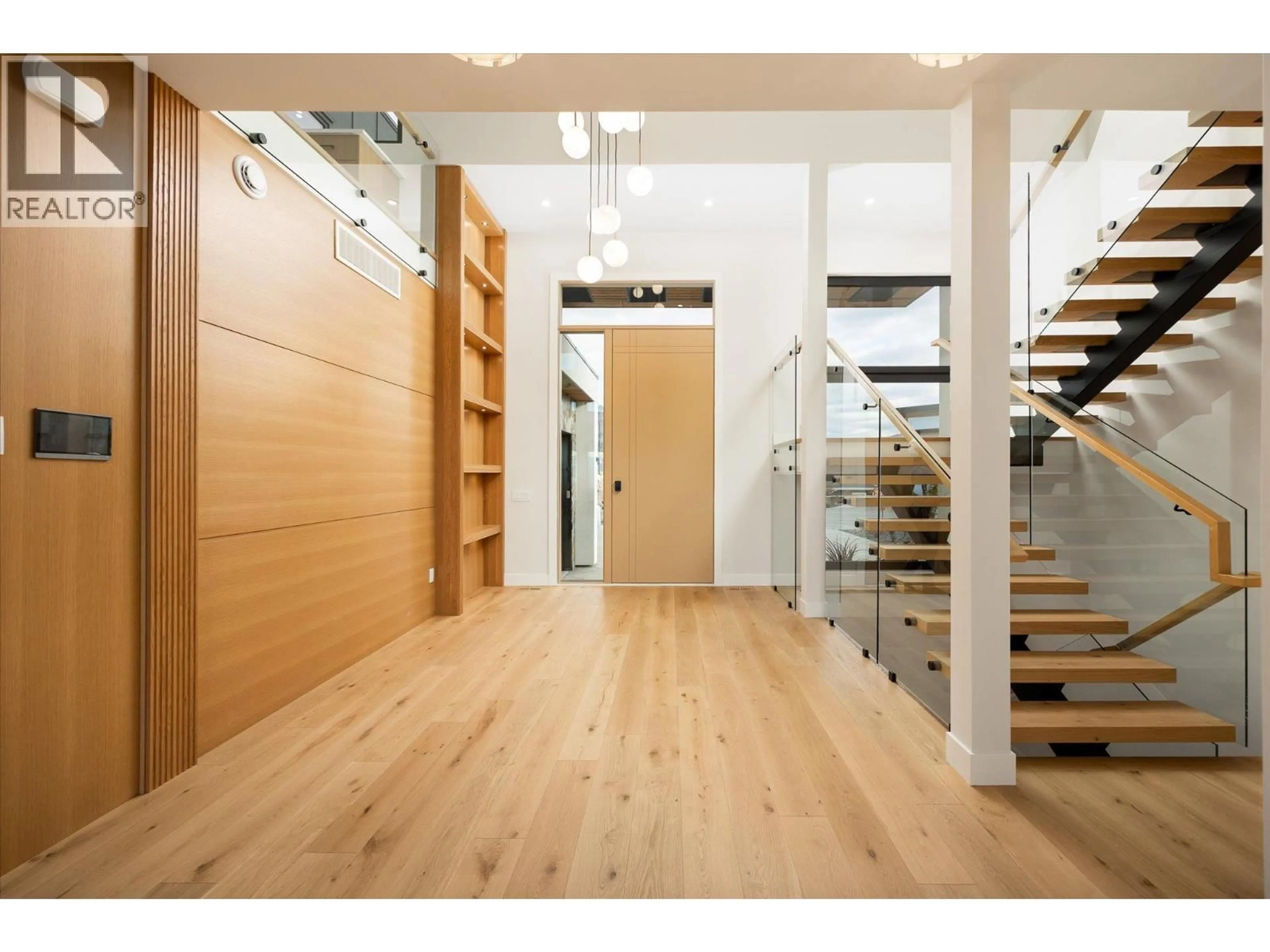 Indoor foyer for 1360 MINE HILL DRIVE, Kelowna British Columbia V1P1S5