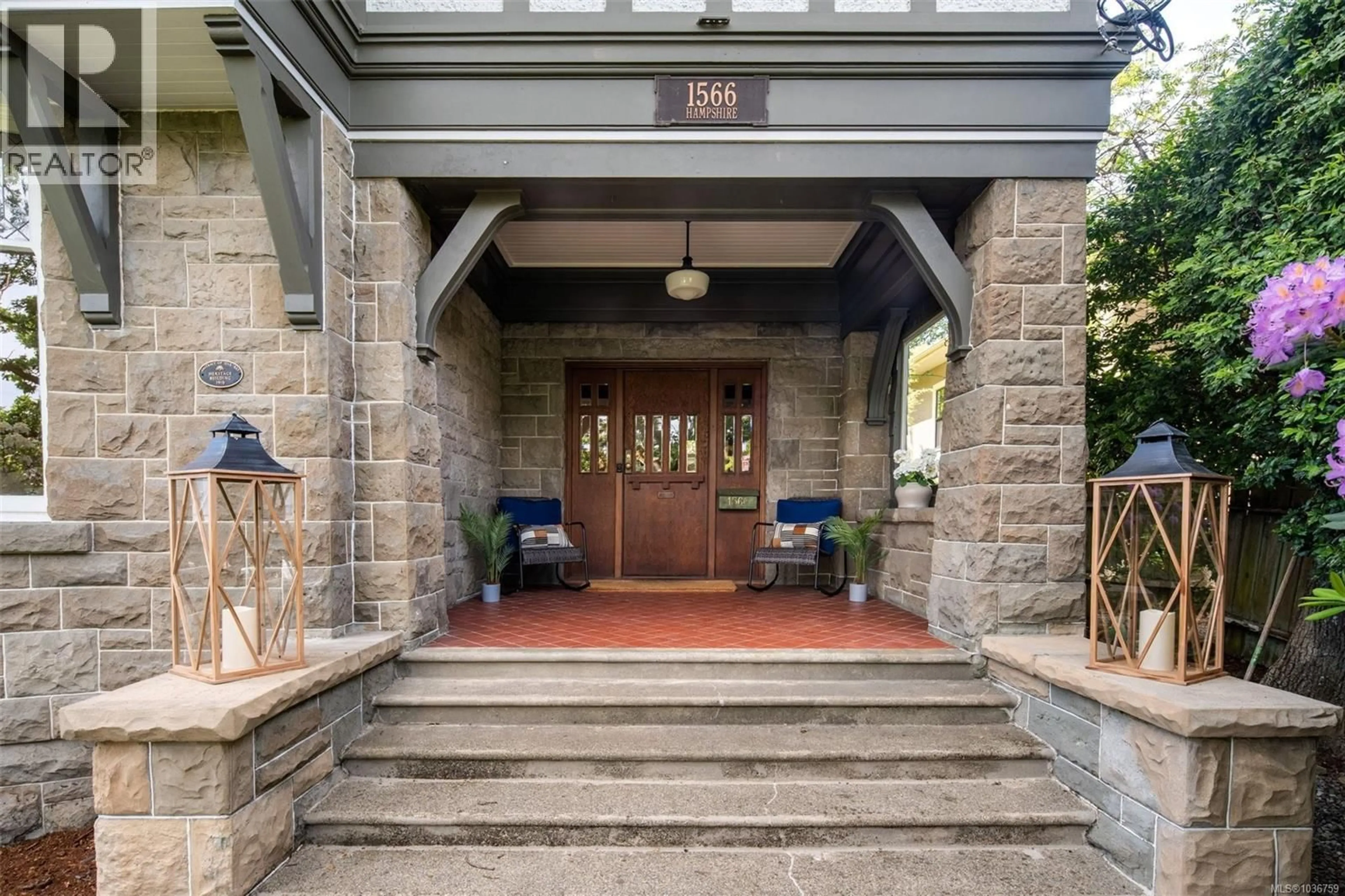 Indoor foyer for 1566 HAMPSHIRE ROAD, Oak Bay British Columbia V8R5T5