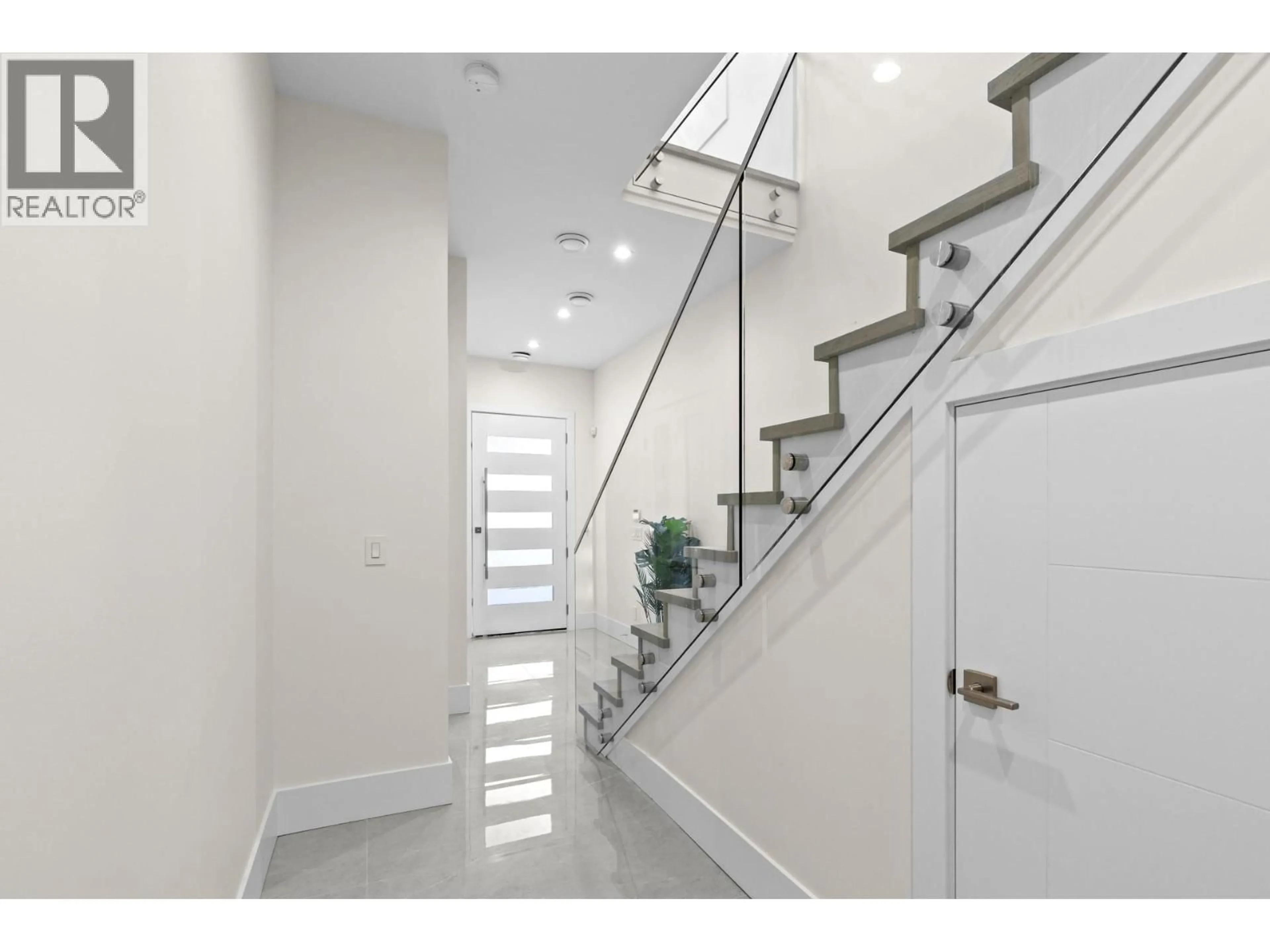 Indoor entryway for 4630 RAYMER ROAD, Kelowna British Columbia V1W1J3