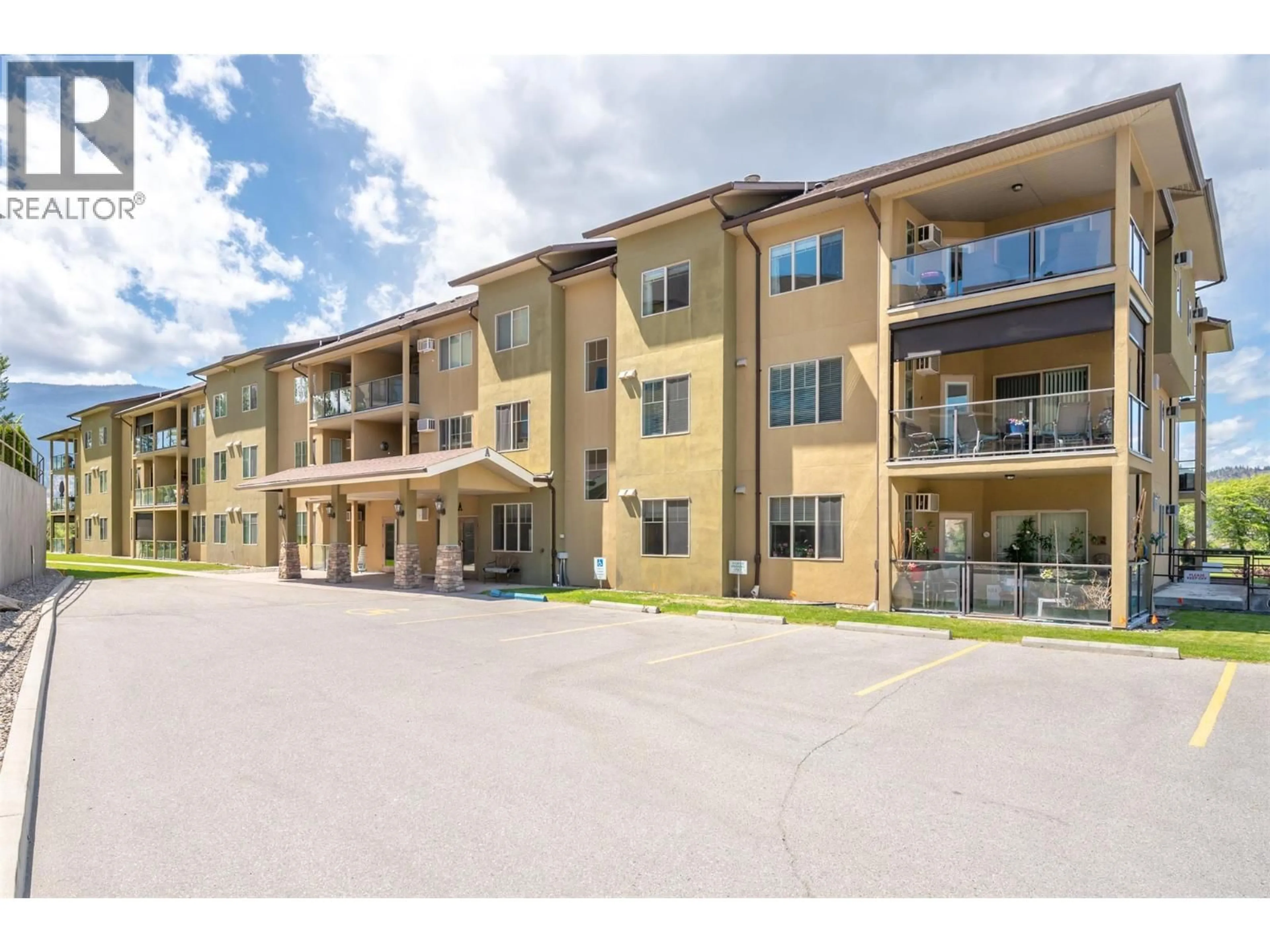 Patio, building for 105A - 921 SPILLWAY ROAD, Oliver British Columbia V0H1T8