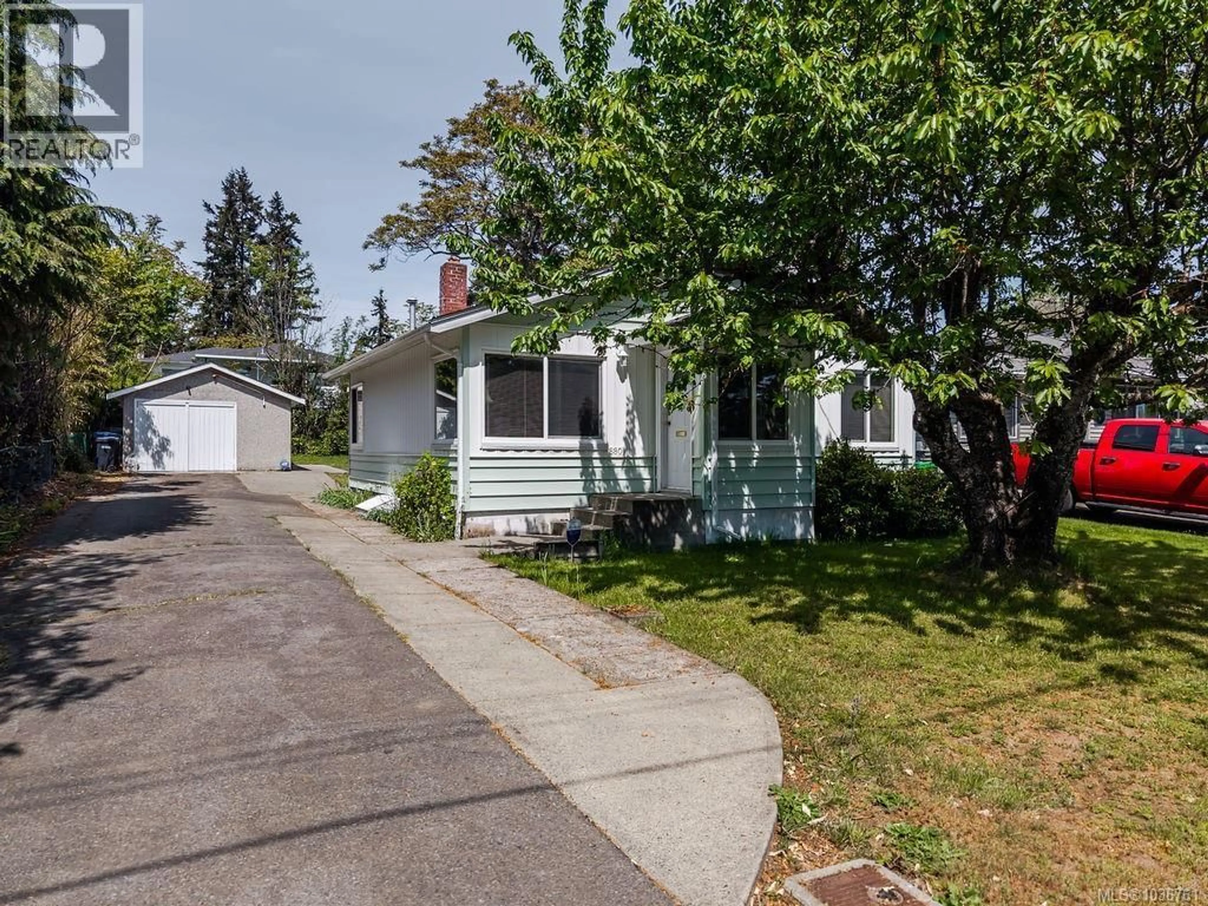 Home with vinyl exterior material, street for 880 EBERTS STREET, Nanaimo British Columbia V9S1P6