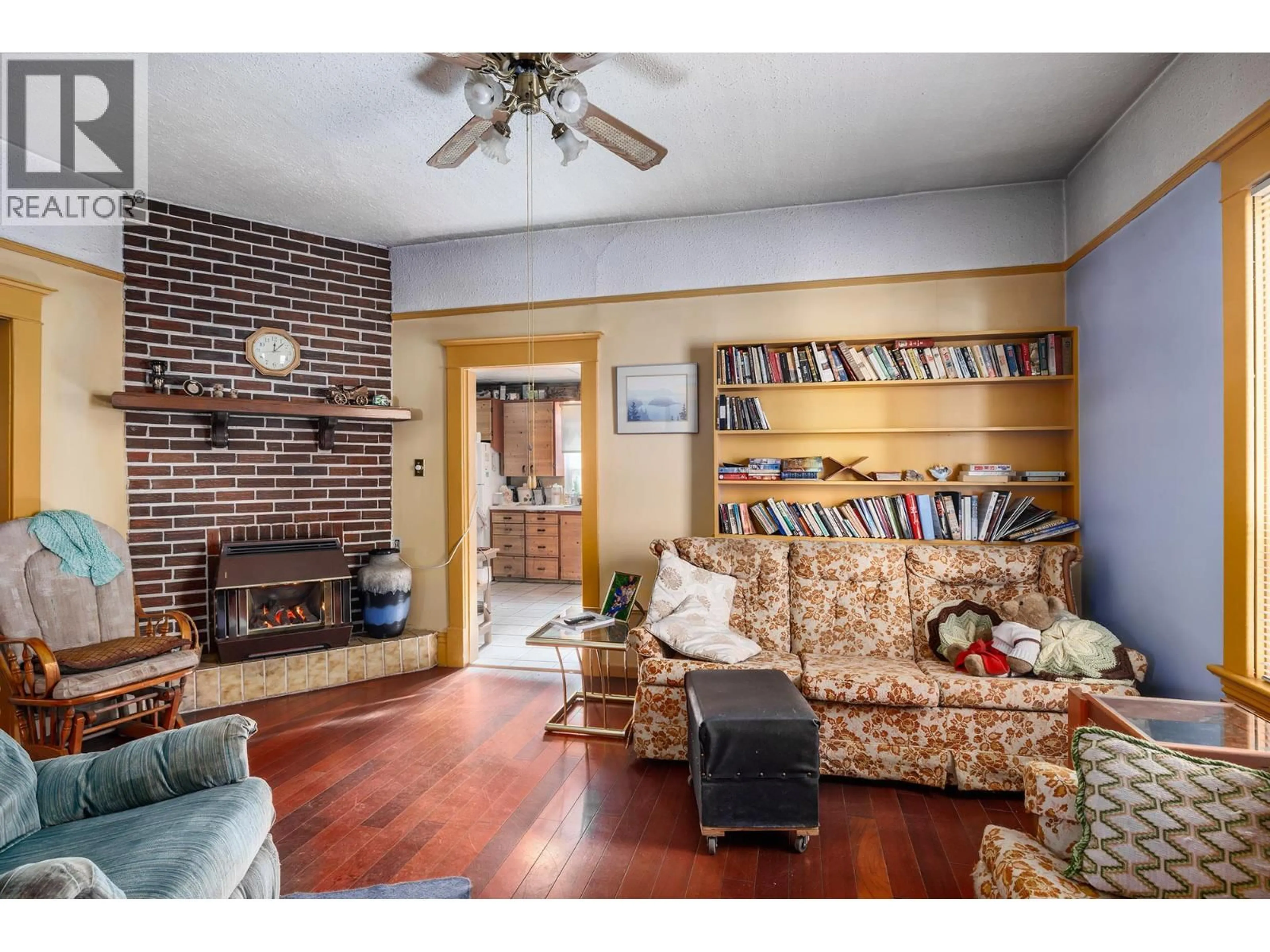 Living room with furniture, wood/laminate floor for 795 LAWSON AVENUE, Kelowna British Columbia V1Y6S9