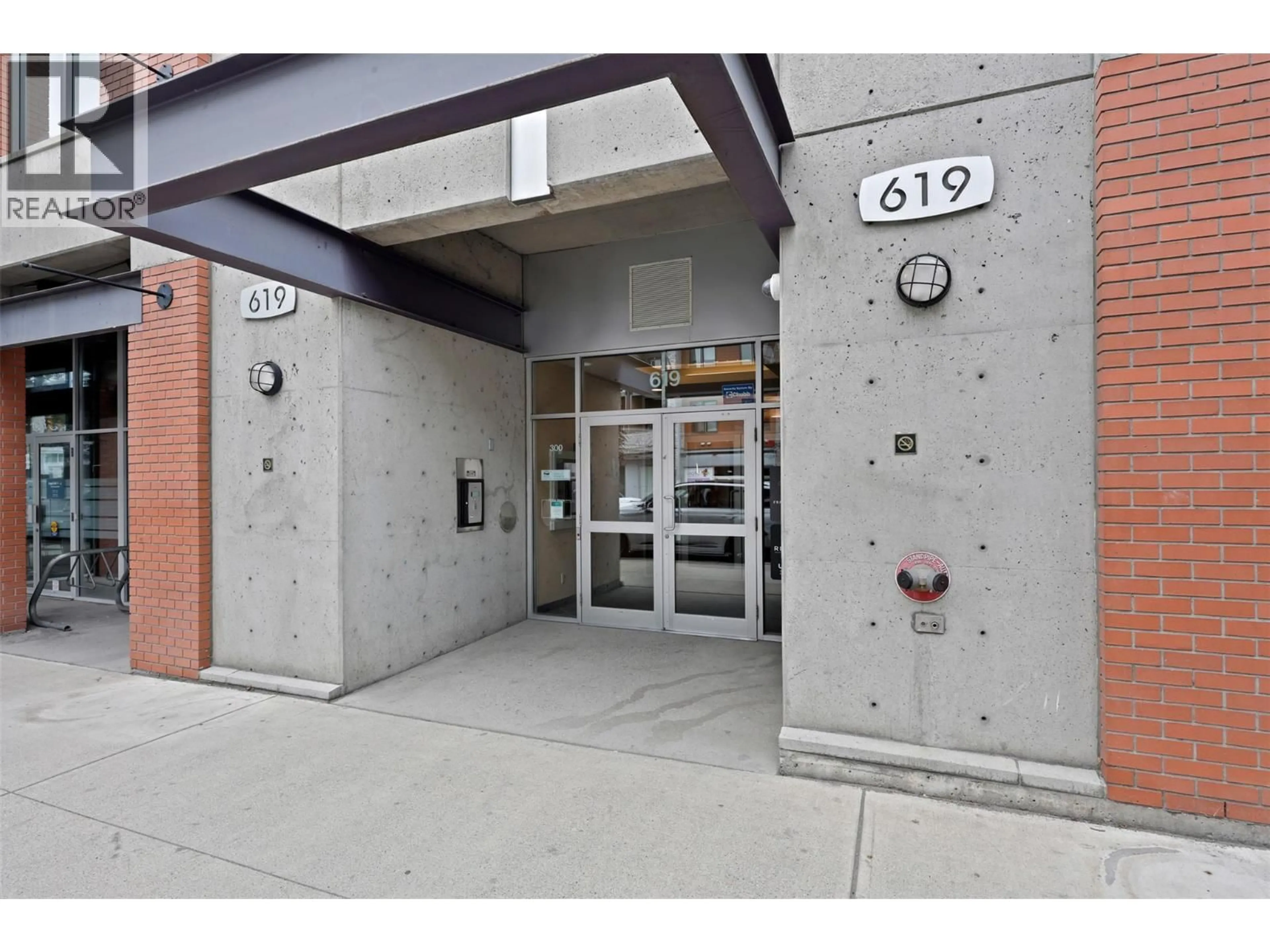 Indoor foyer for 702 - 619 VICTORIA STREET, Kamloops British Columbia V2C6W7