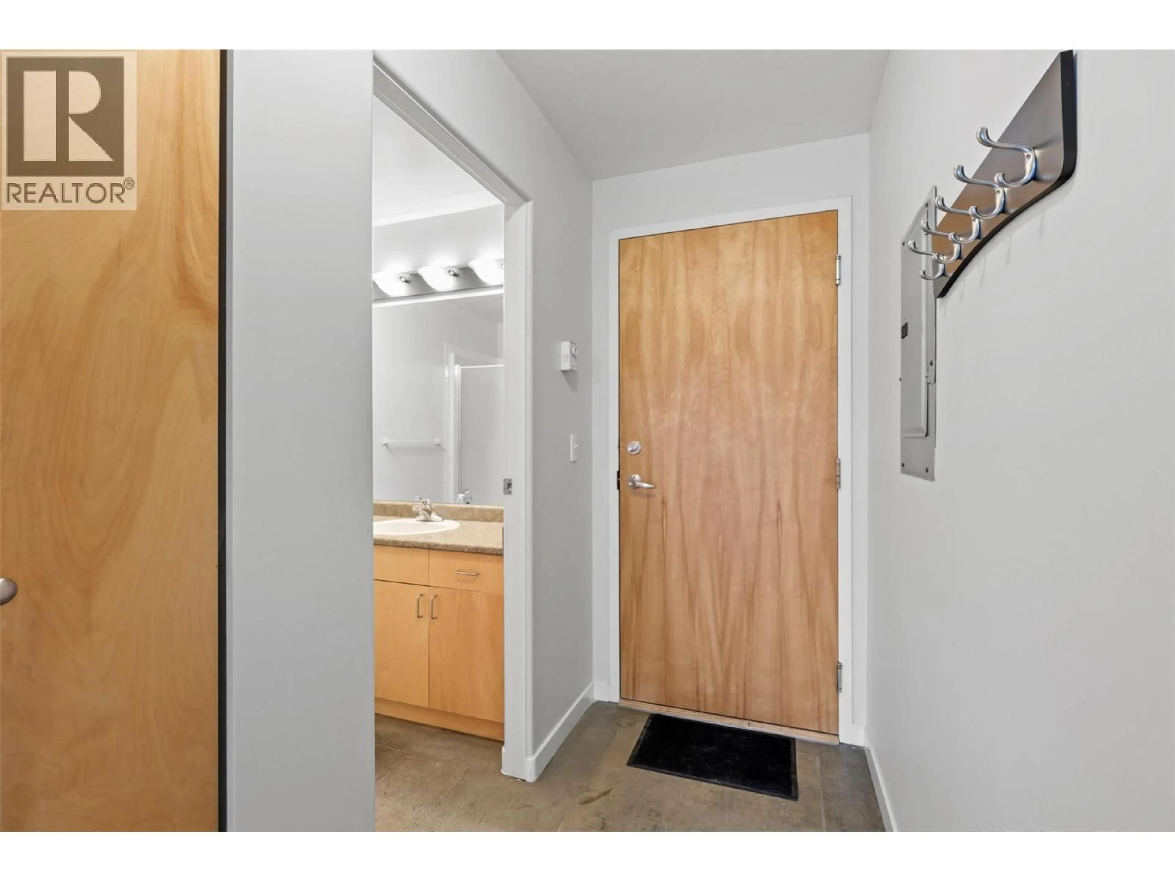 Indoor entryway for 702 - 619 VICTORIA STREET, Kamloops British Columbia V2C6W7