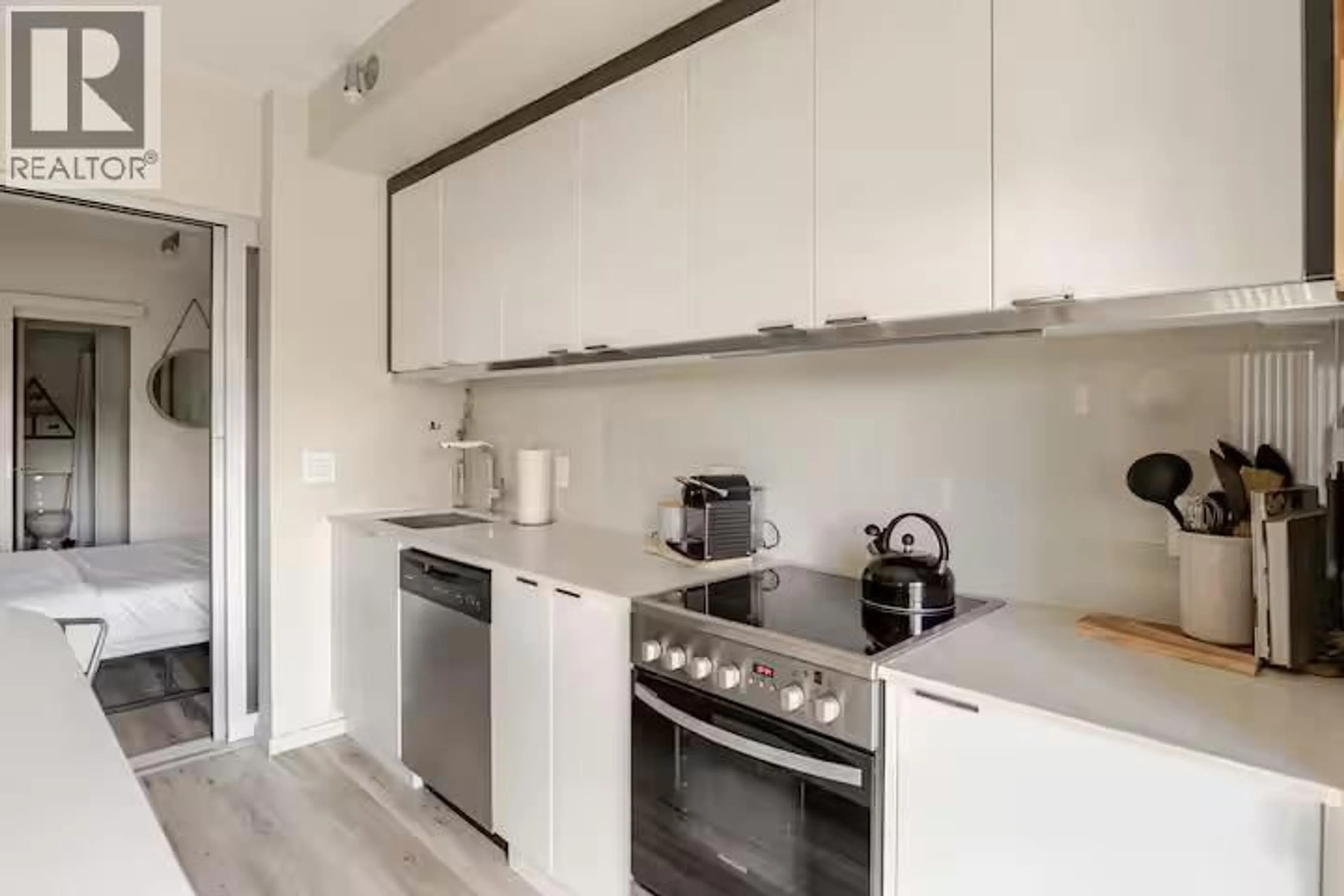 Standard kitchen, unknown for 512 - 1350 ST PAUL STREET, Kelowna British Columbia V1Y2E1