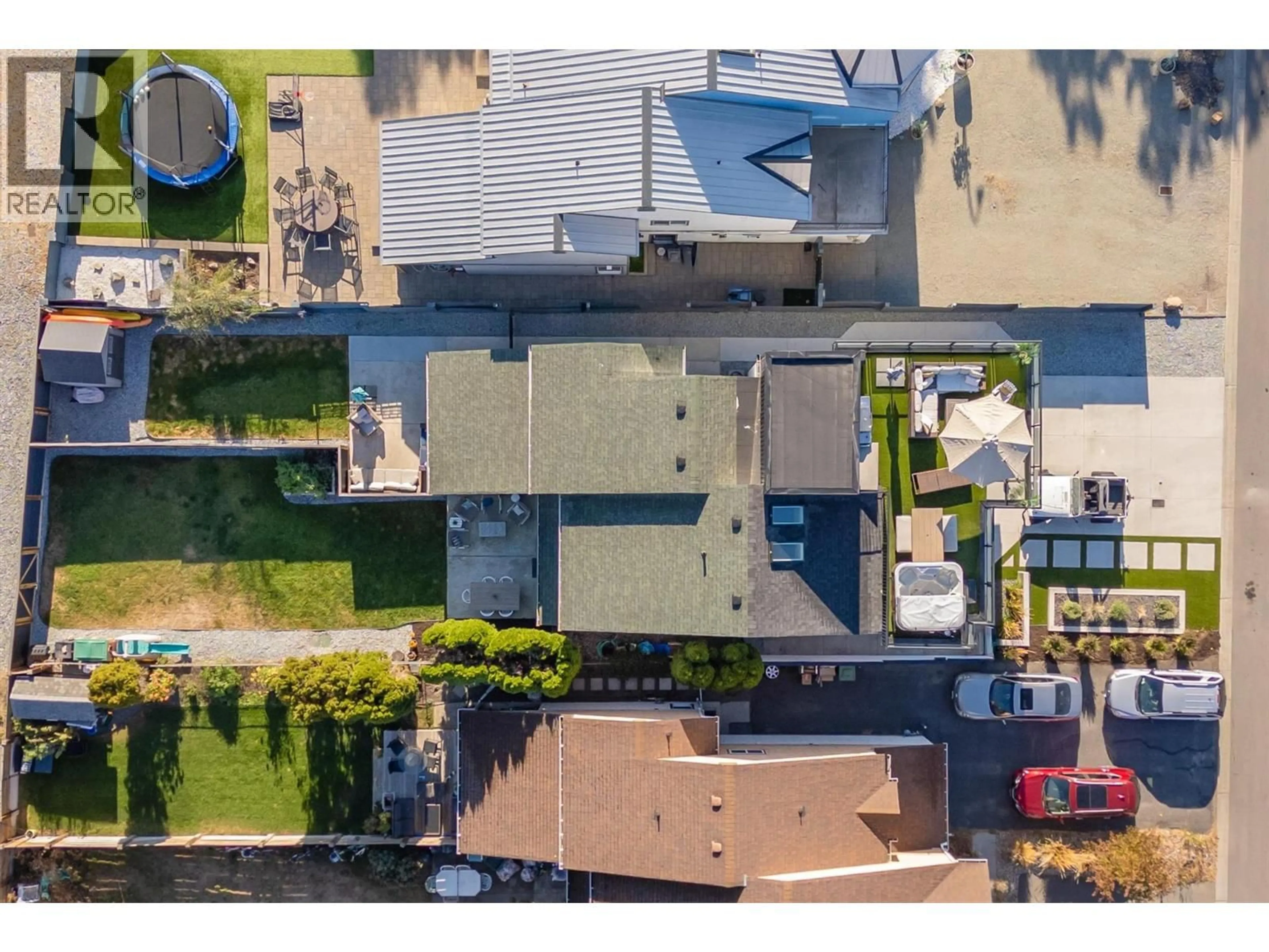 A pic from outside/outdoor area/front of a property/back of a property/a pic from drone, street for 985 MANHATTAN DRIVE, Kelowna British Columbia V1Y1H7