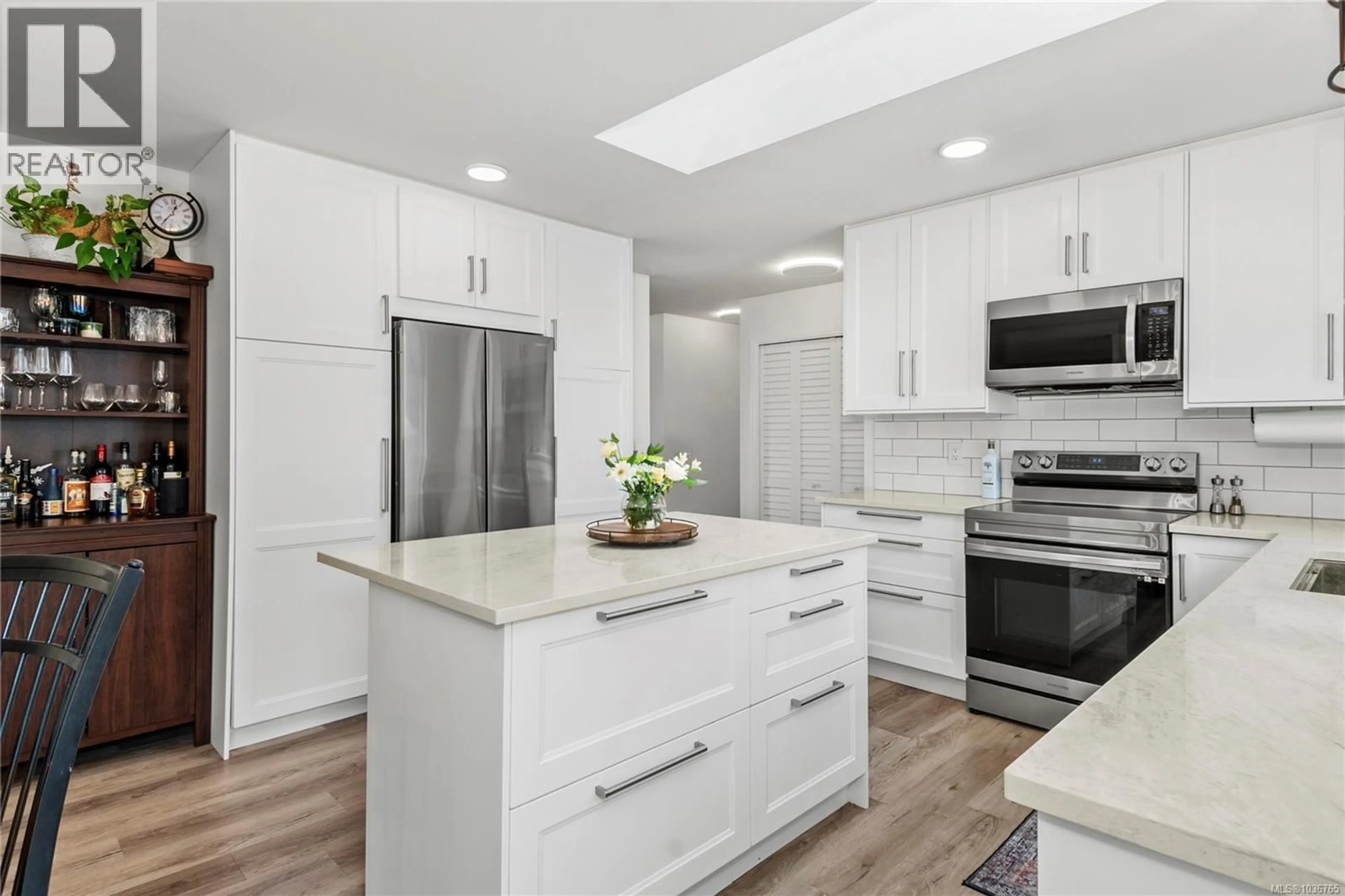 Contemporary kitchen, unknown for 1860 BRANT PLACE, Courtenay British Columbia V9N8Y8