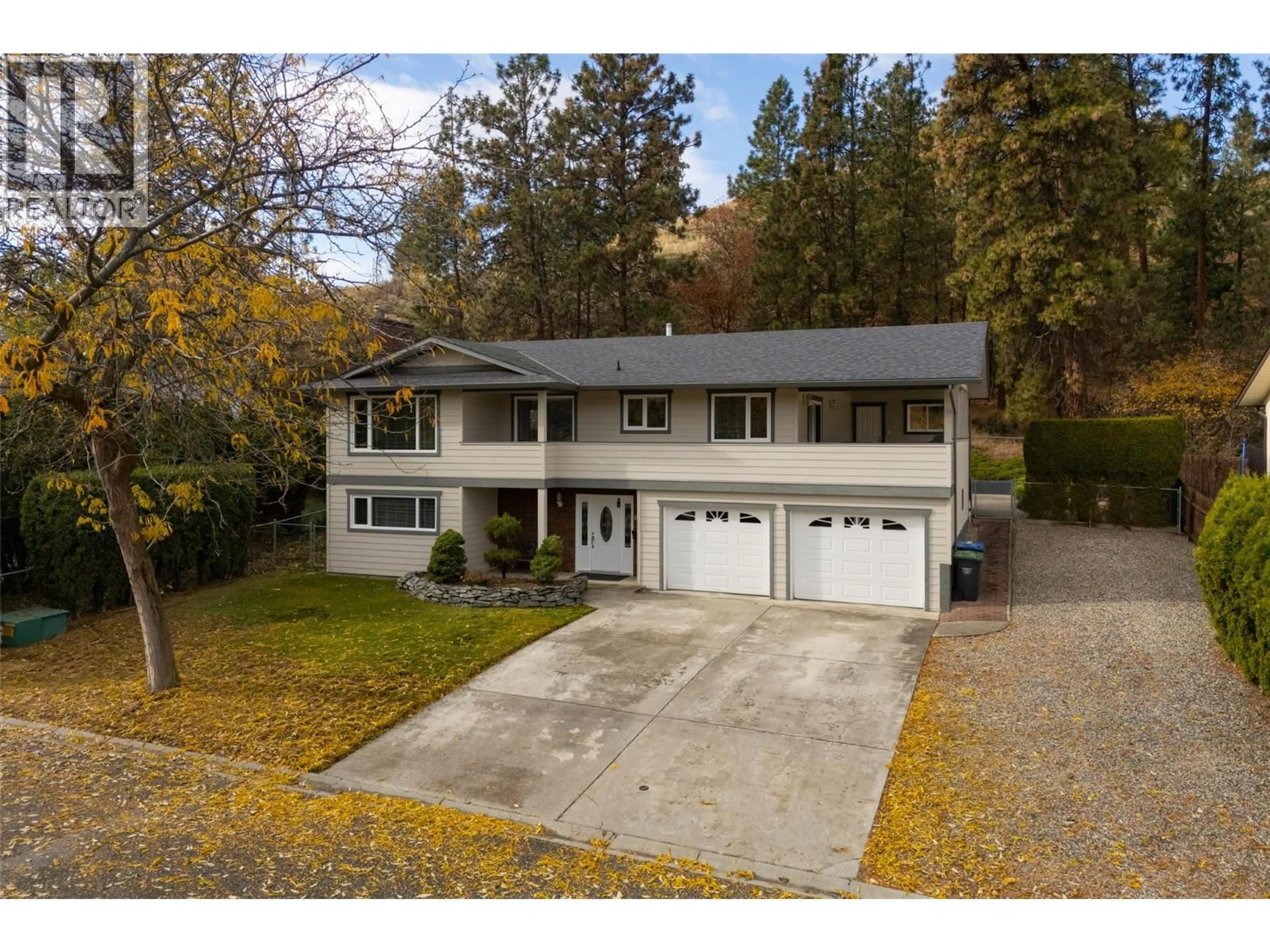 A pic from outside/outdoor area/front of a property/back of a property/a pic from drone, street for 1831 UPLAND AVENUE, Kelowna British Columbia V1Y4G8