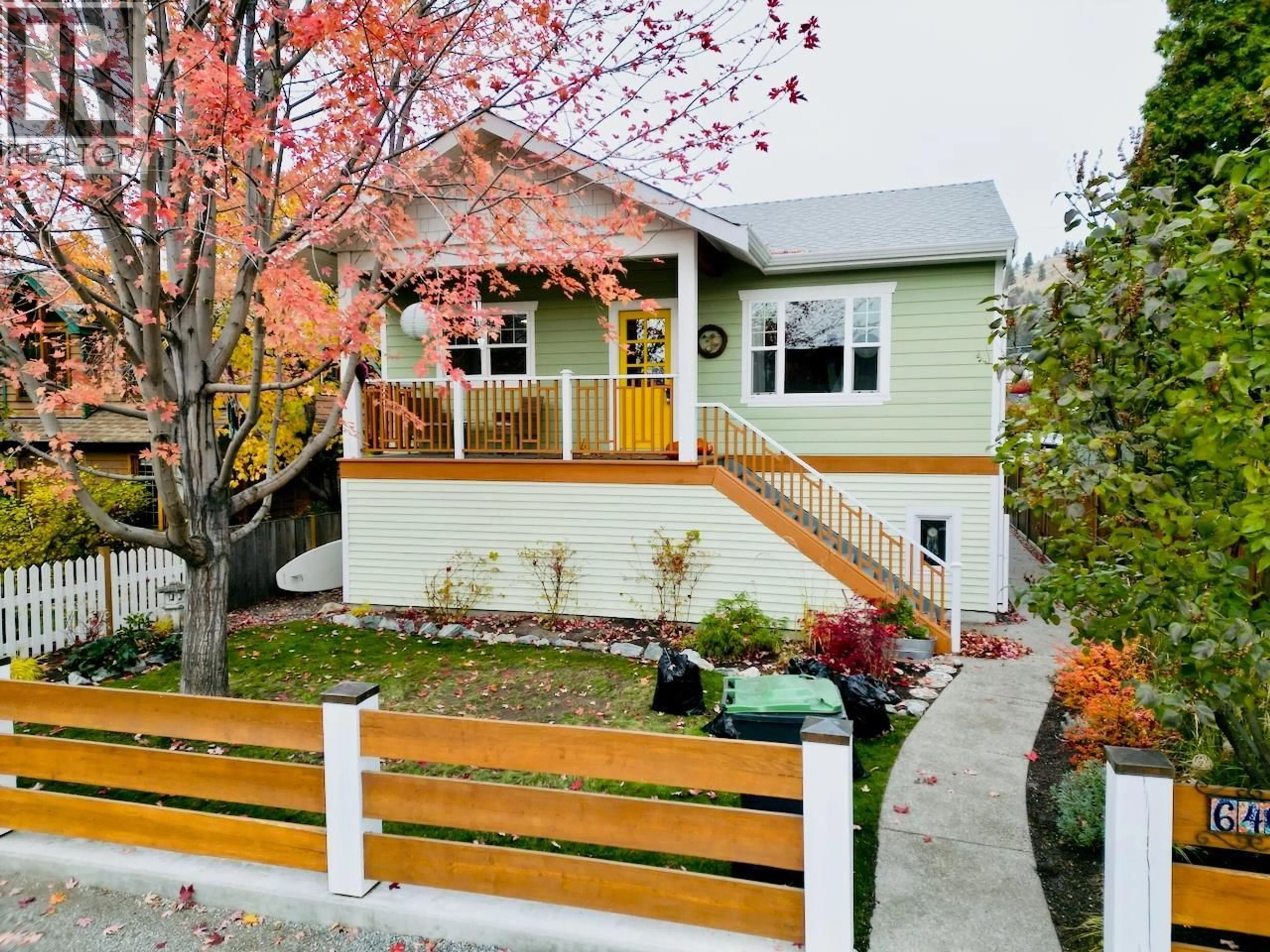 Home with vinyl exterior material, street for 640 ROANOKE AVENUE, Kelowna British Columbia V1Y7K8