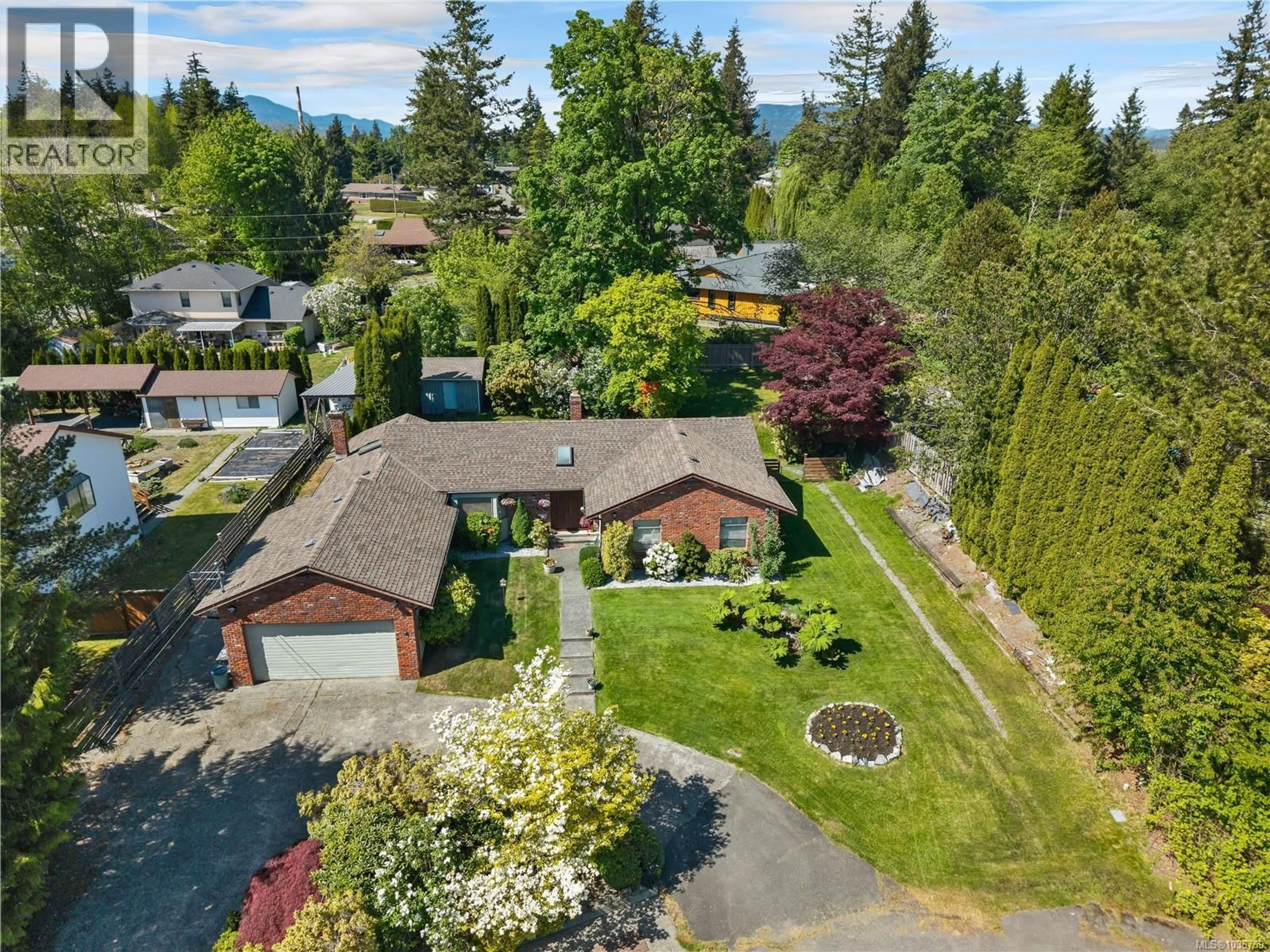 A pic from outside/outdoor area/front of a property/back of a property/a pic from drone, street for 1930 GILLIAN PLACE, Campbell River British Columbia V9W6B6