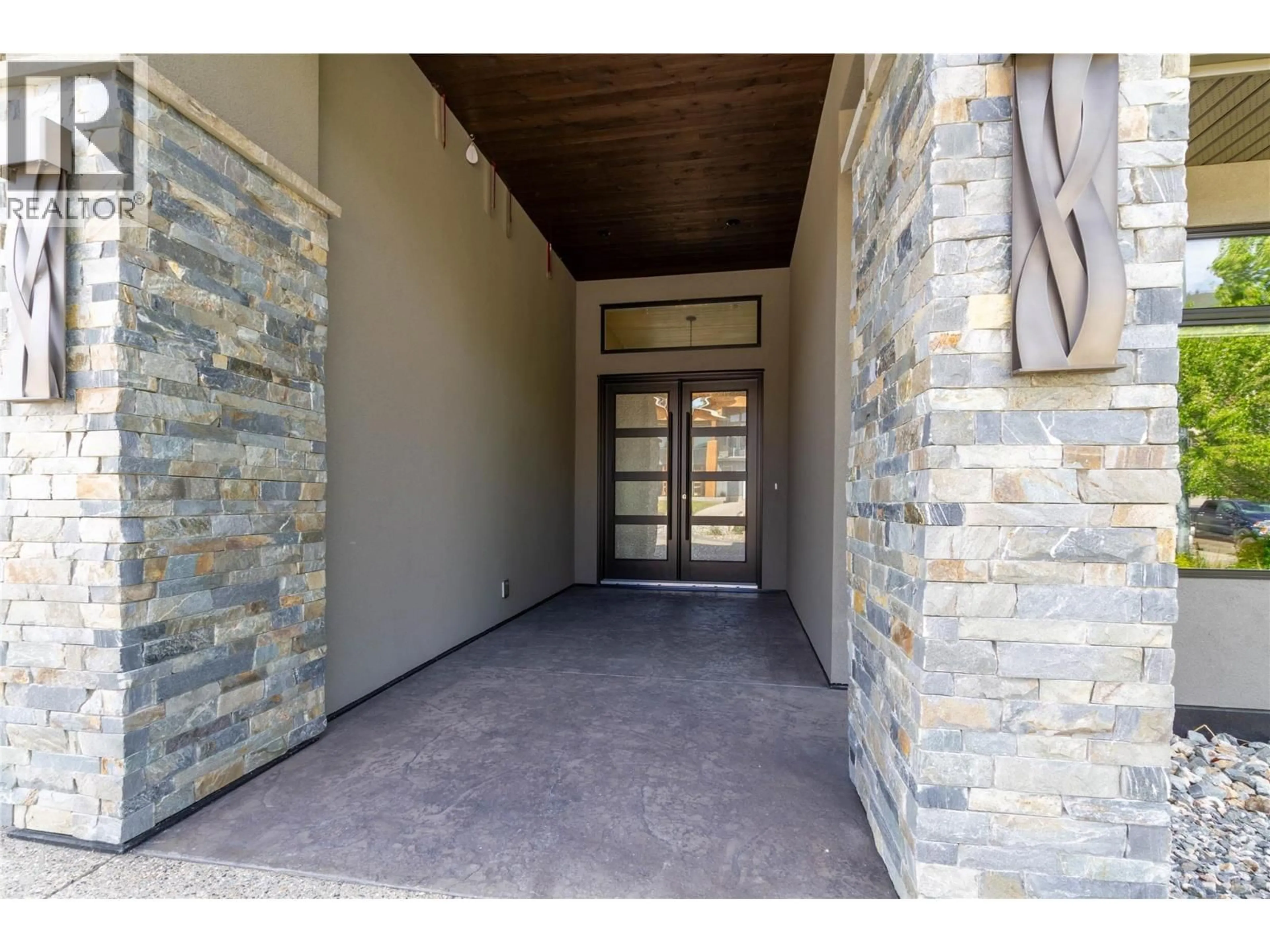 Indoor entryway for 7091 JASPER DRIVE, Vernon British Columbia V1H2J3