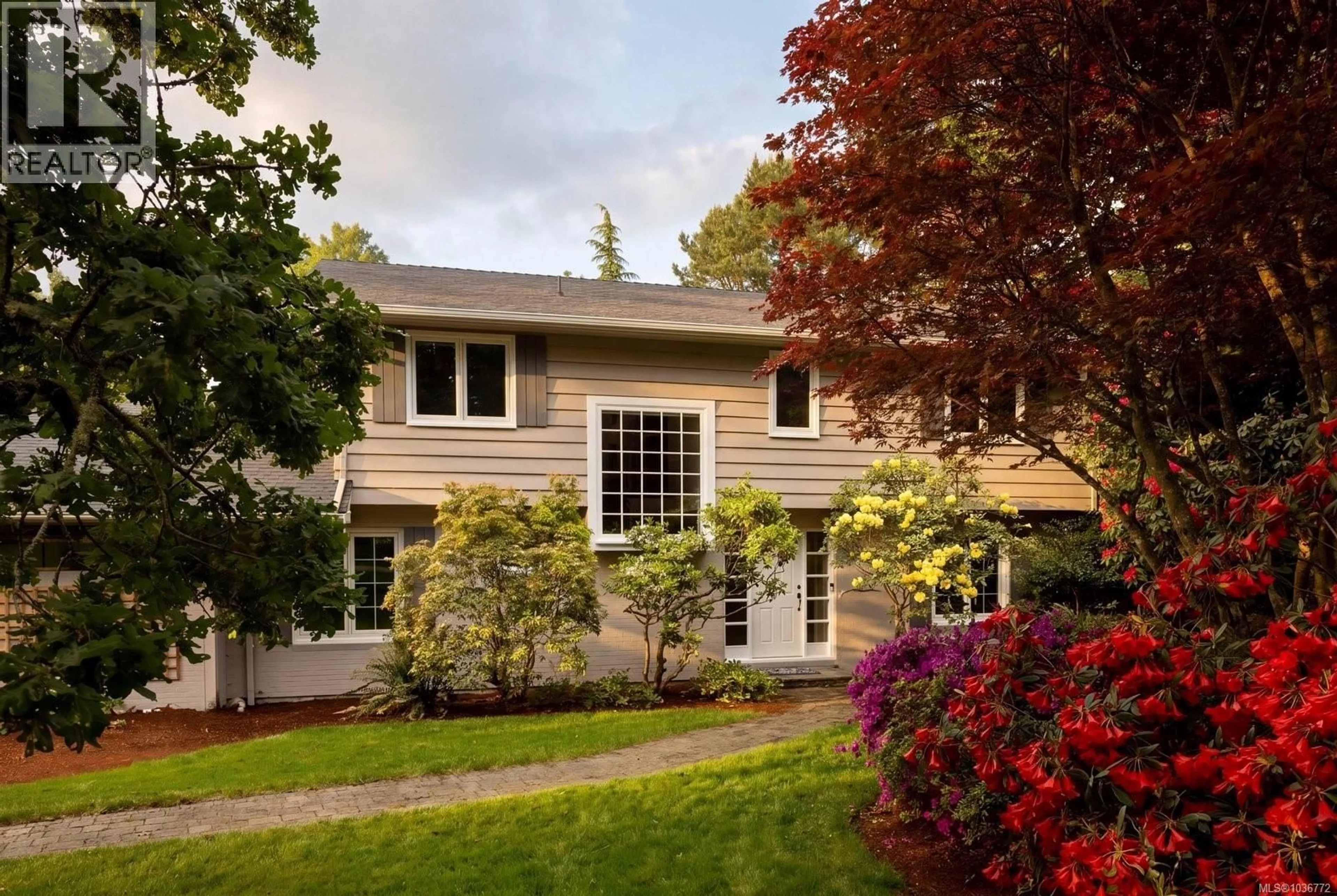 Home with vinyl exterior material, street for 3215 NORFOLK ROAD, Oak Bay British Columbia V8R6H5