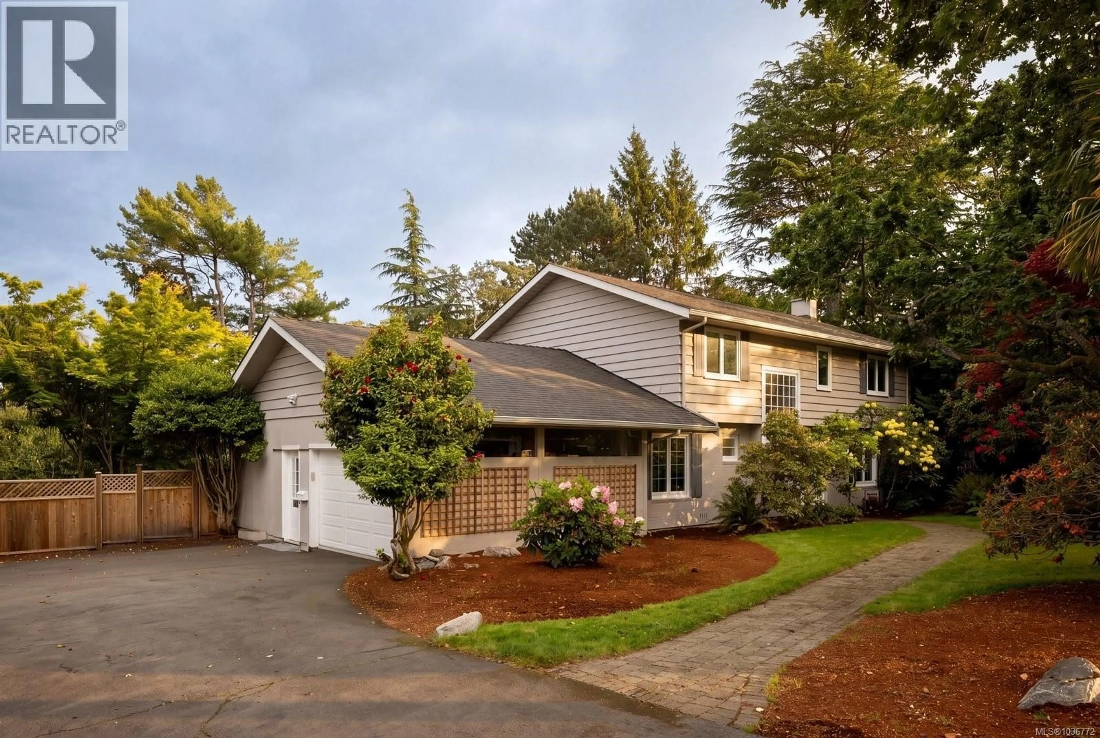Home with vinyl exterior material, street for 3215 NORFOLK ROAD, Oak Bay British Columbia V8R6H5
