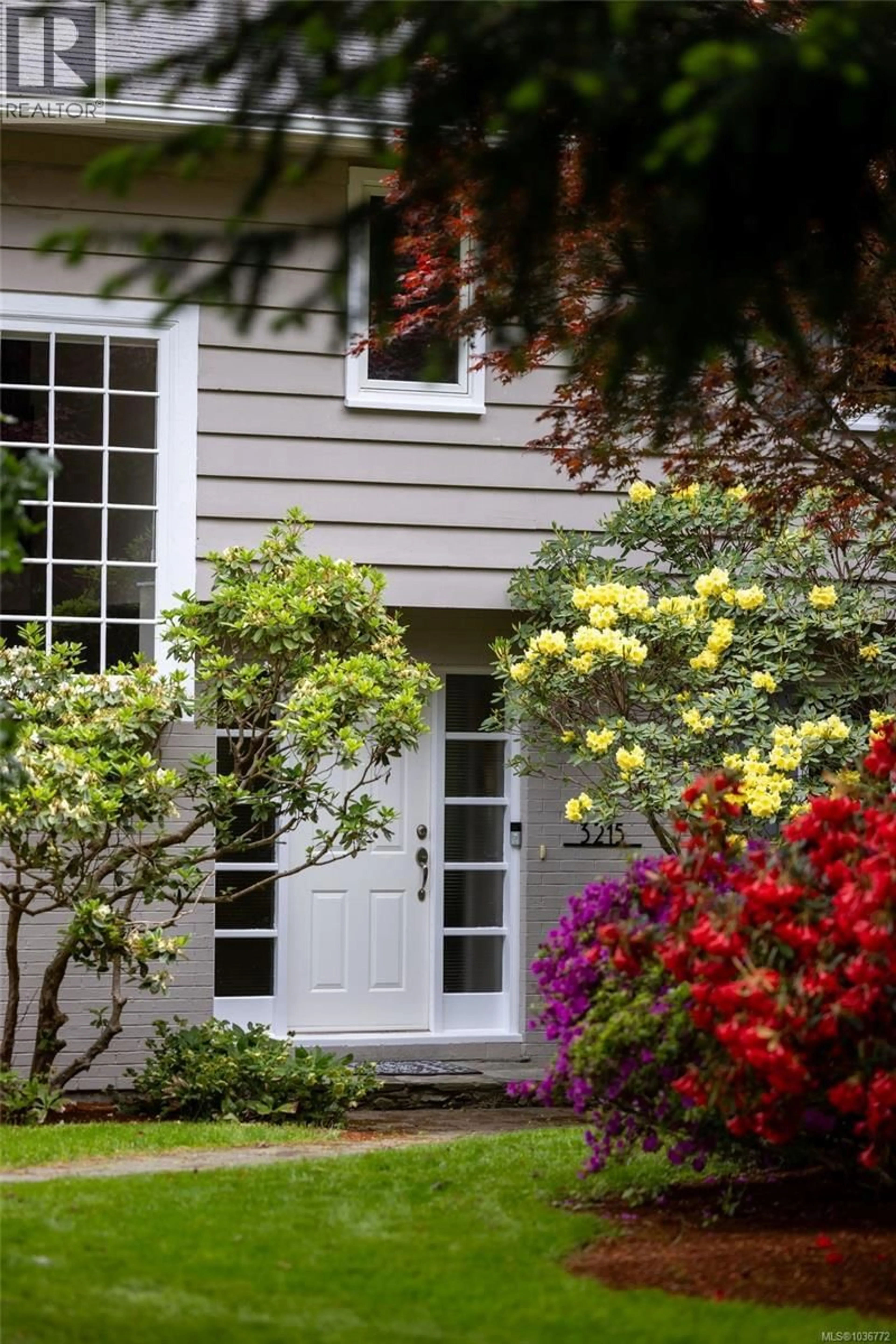 Home with vinyl exterior material, street for 3215 NORFOLK ROAD, Oak Bay British Columbia V8R6H5
